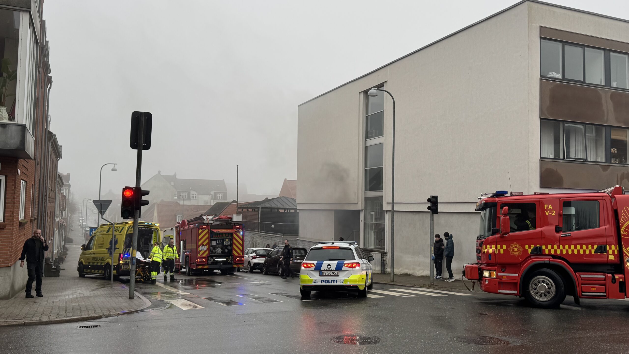 Brand i lejlighedsbygning i Fredericia: Én person båret ud Brand i lejlighedsbygning i Fredericia: Én person båret ud