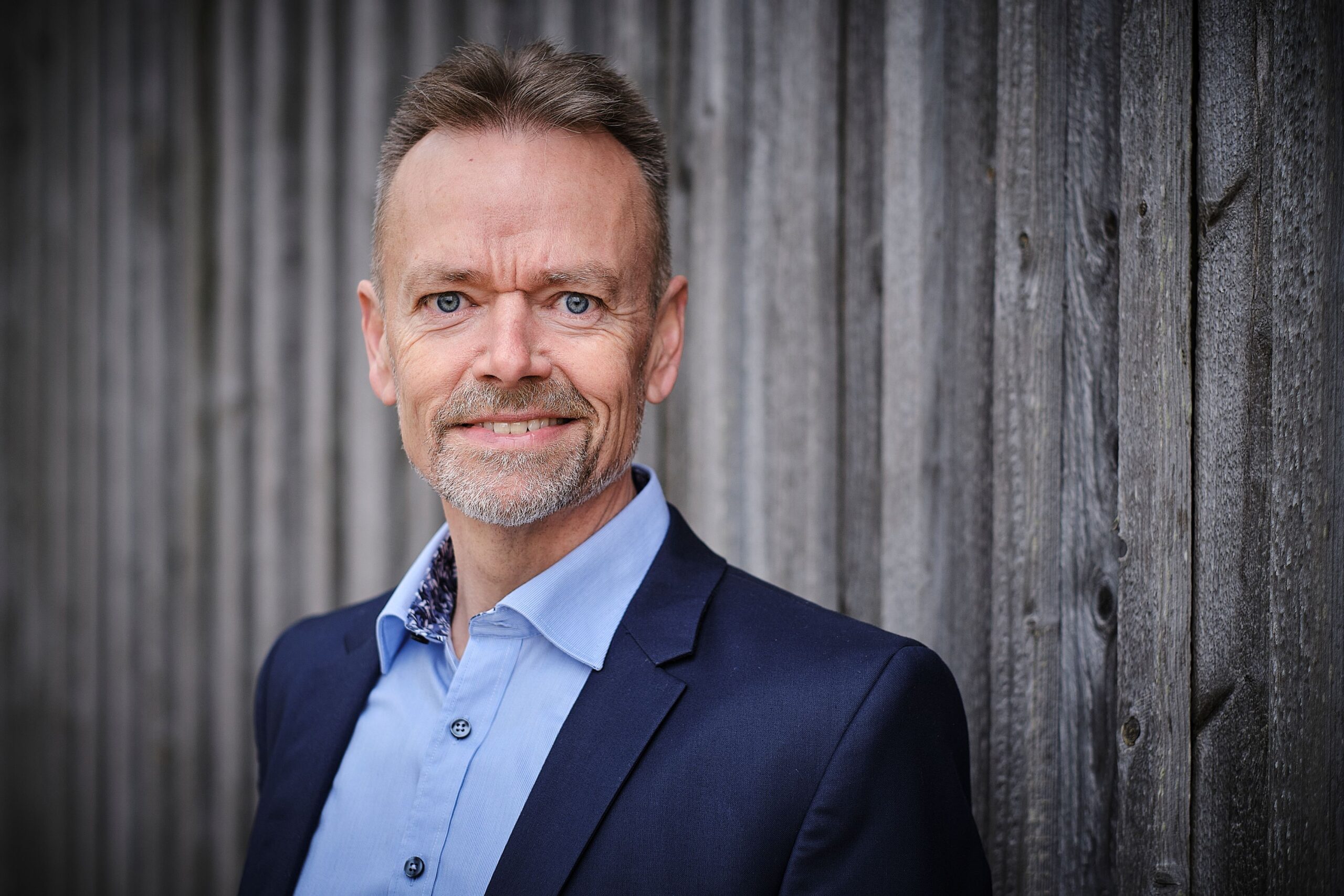 Han kalder sig hellere bonderøv end centerdirektør