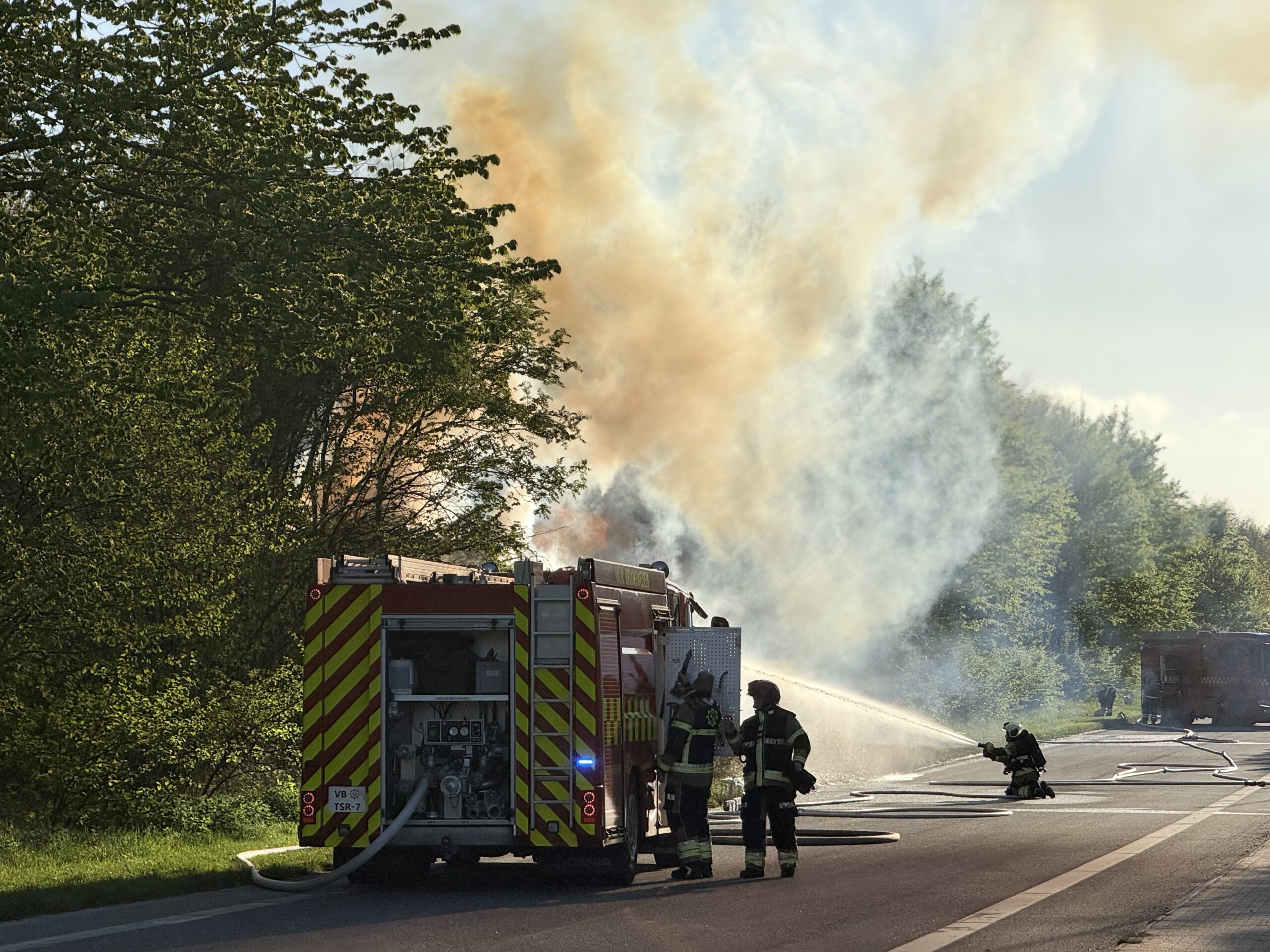 Brand i det fri i Fredericia: Politiet efterforsker antændte træstammer Brand i det fri i Fredericia: Politiet efterforsker antændte træstammer