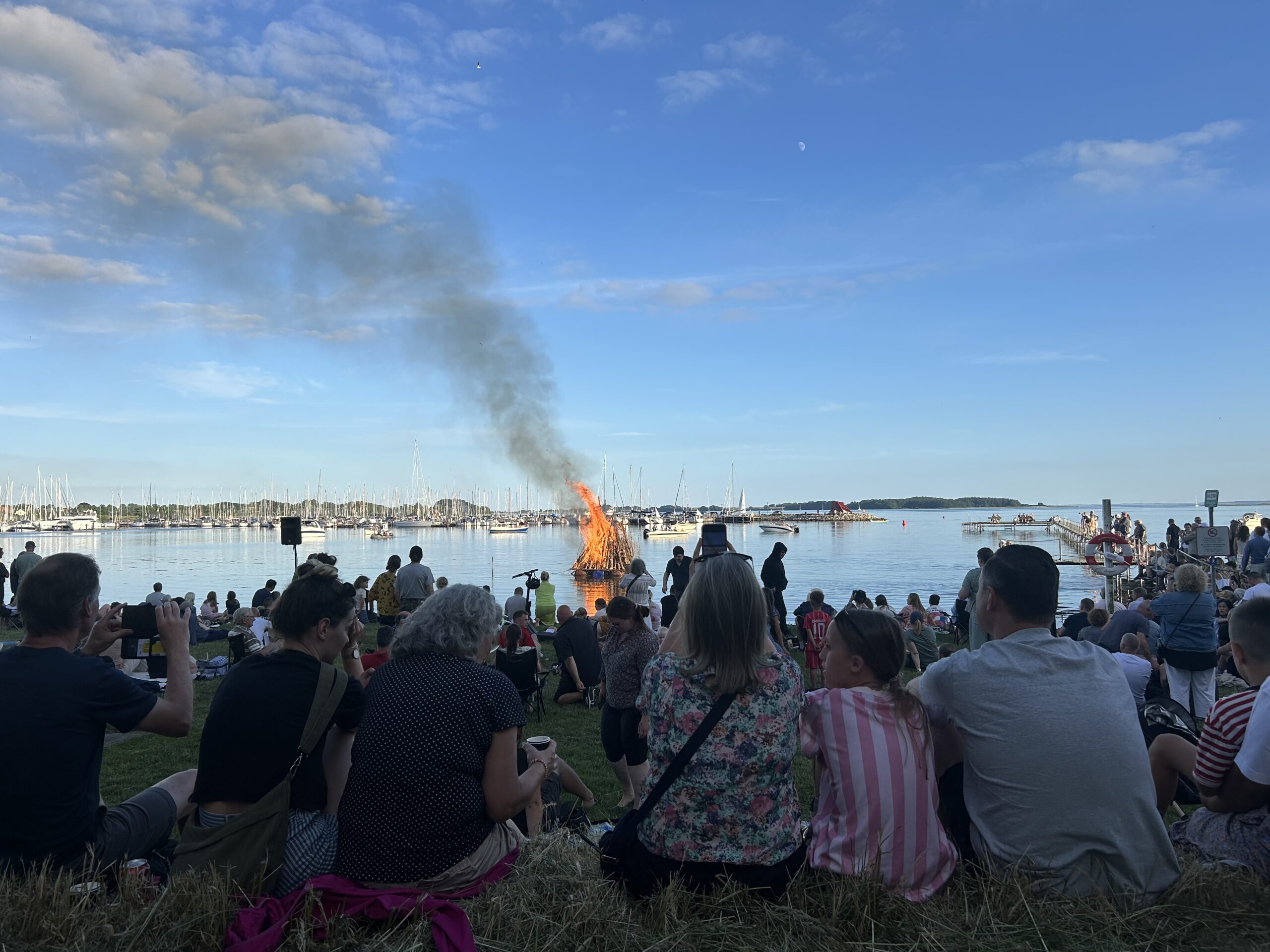 Midsommerlys over Teglgårdsparken: Sankthans samlede Middelfart i aftensolen