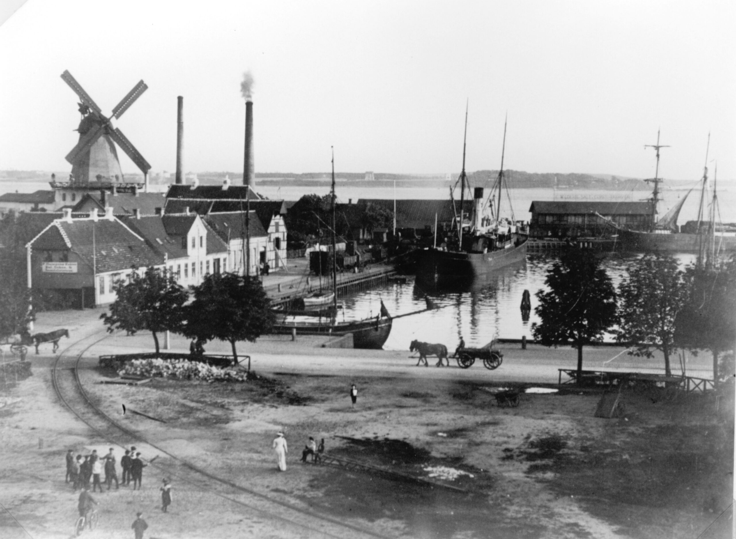 Fredericia Havn 1905, med vejrmølle og skibe ved kajen