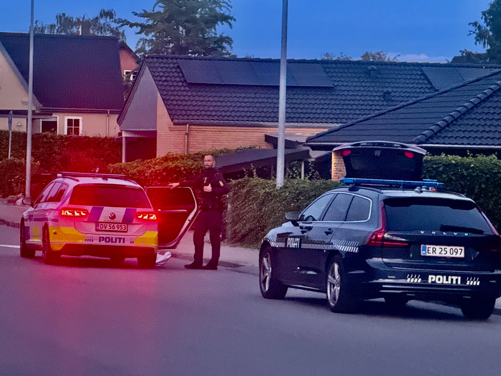 Større politiaktion ved KFUM Parken: Person placeret i politibil i DNA-dragt Større politiaktion ved KFUM Parken: Person placeret i politibil i DNA-dragt