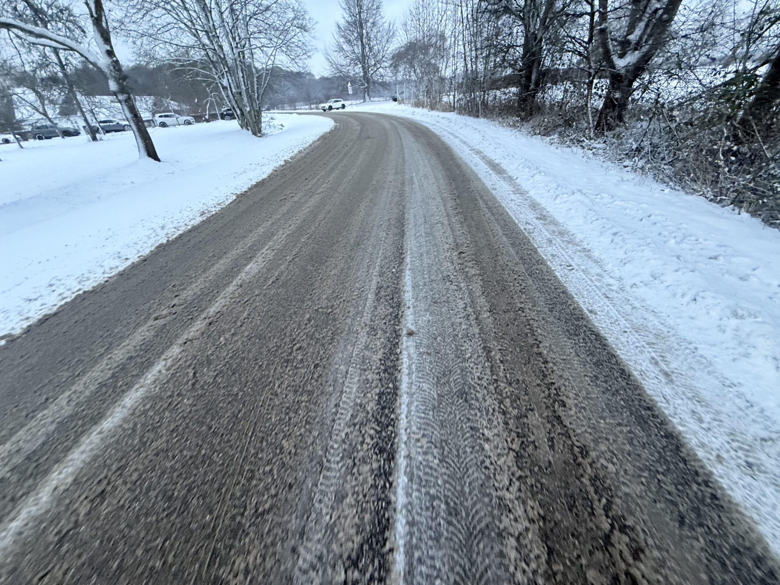 Tænk dig om før du kører ud fredag – risiko for snefygning og lukkede veje