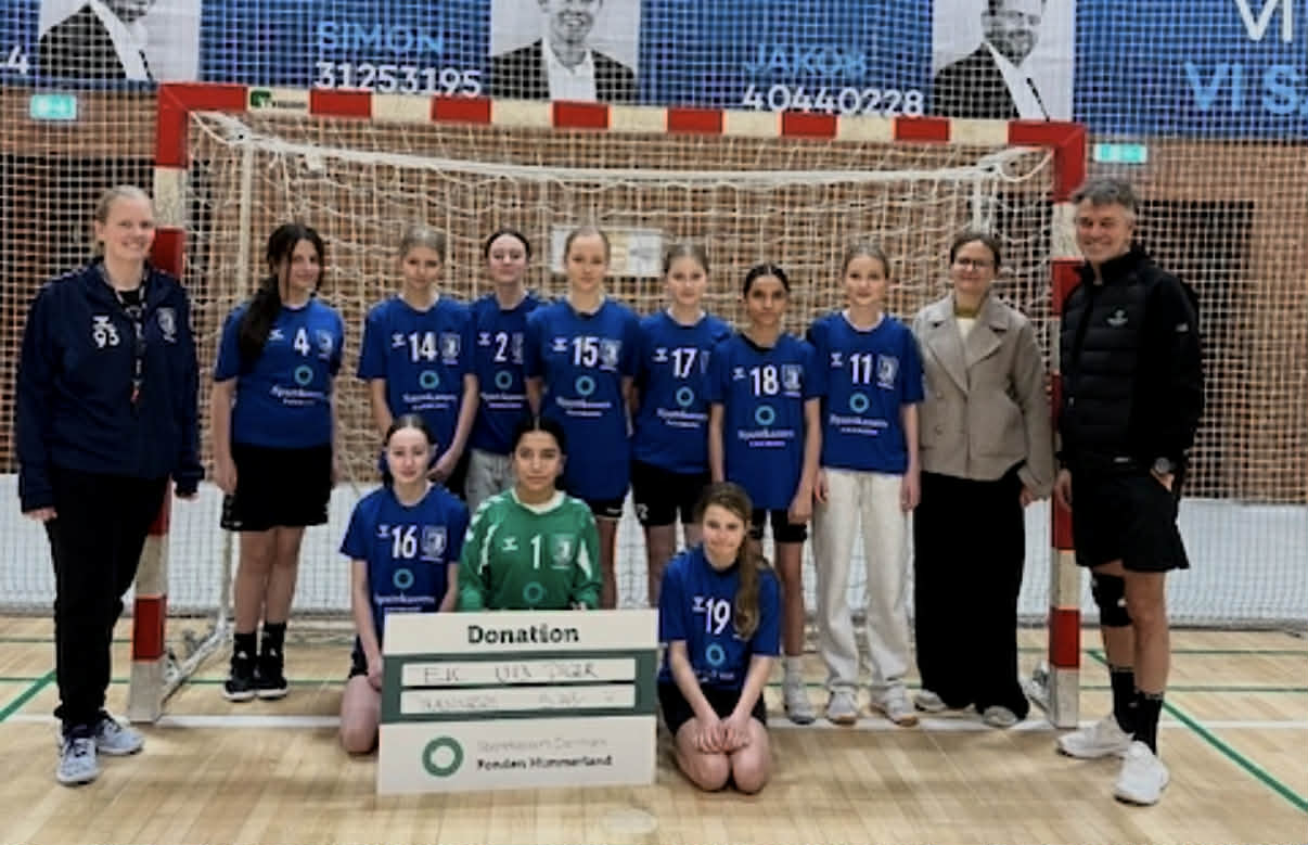 Sparekassen Danmark støtter U13-håndboldpiger med nyt træningstøj Sparekassen Danmark støtter U13-håndboldpiger med nyt træningstøj