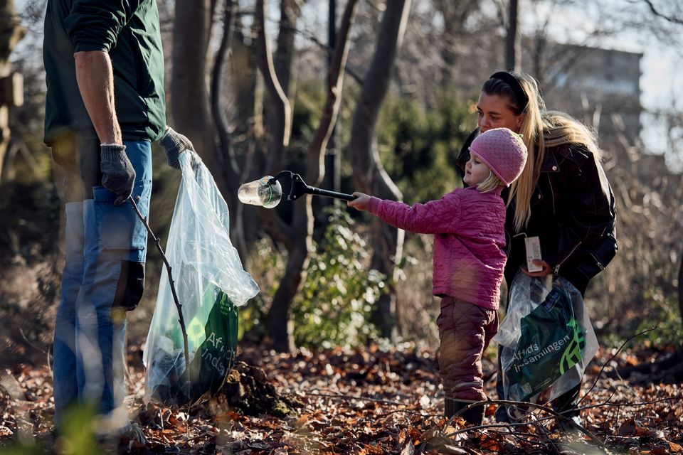 Tusindvis af danskere går på jagt efter affald i naturen Tusindvis af danskere går på jagt efter affald i naturen