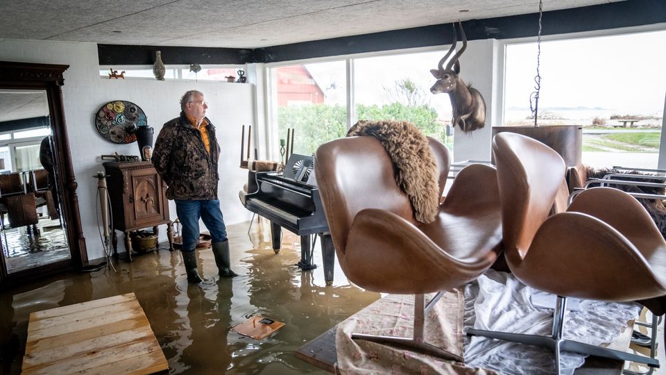 Stormfloder efterlader kystbeboere med store regninger og psykiske ar