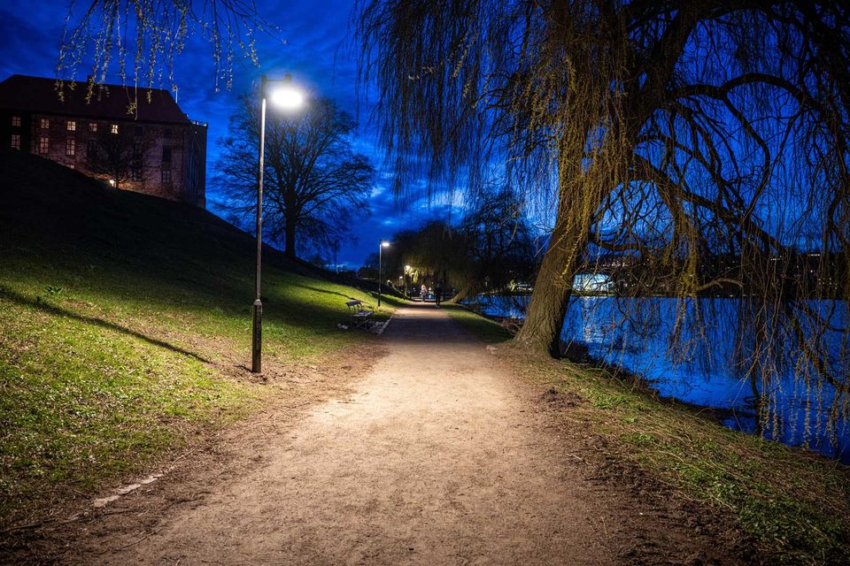 Nye lamper giver Kærlighedsstien et løft i mørket