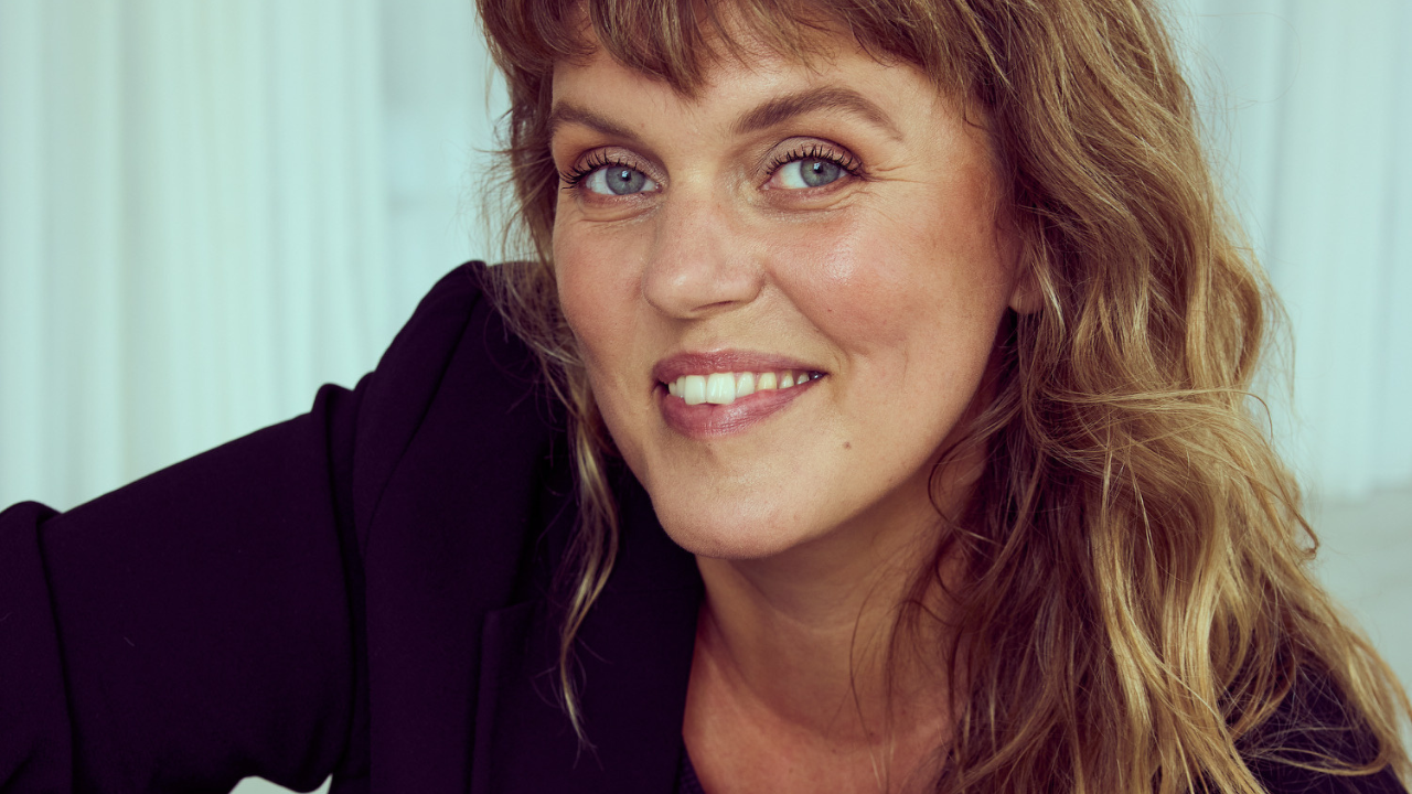 Katrine Muff samler stemmerne i Ubberud til fællessang