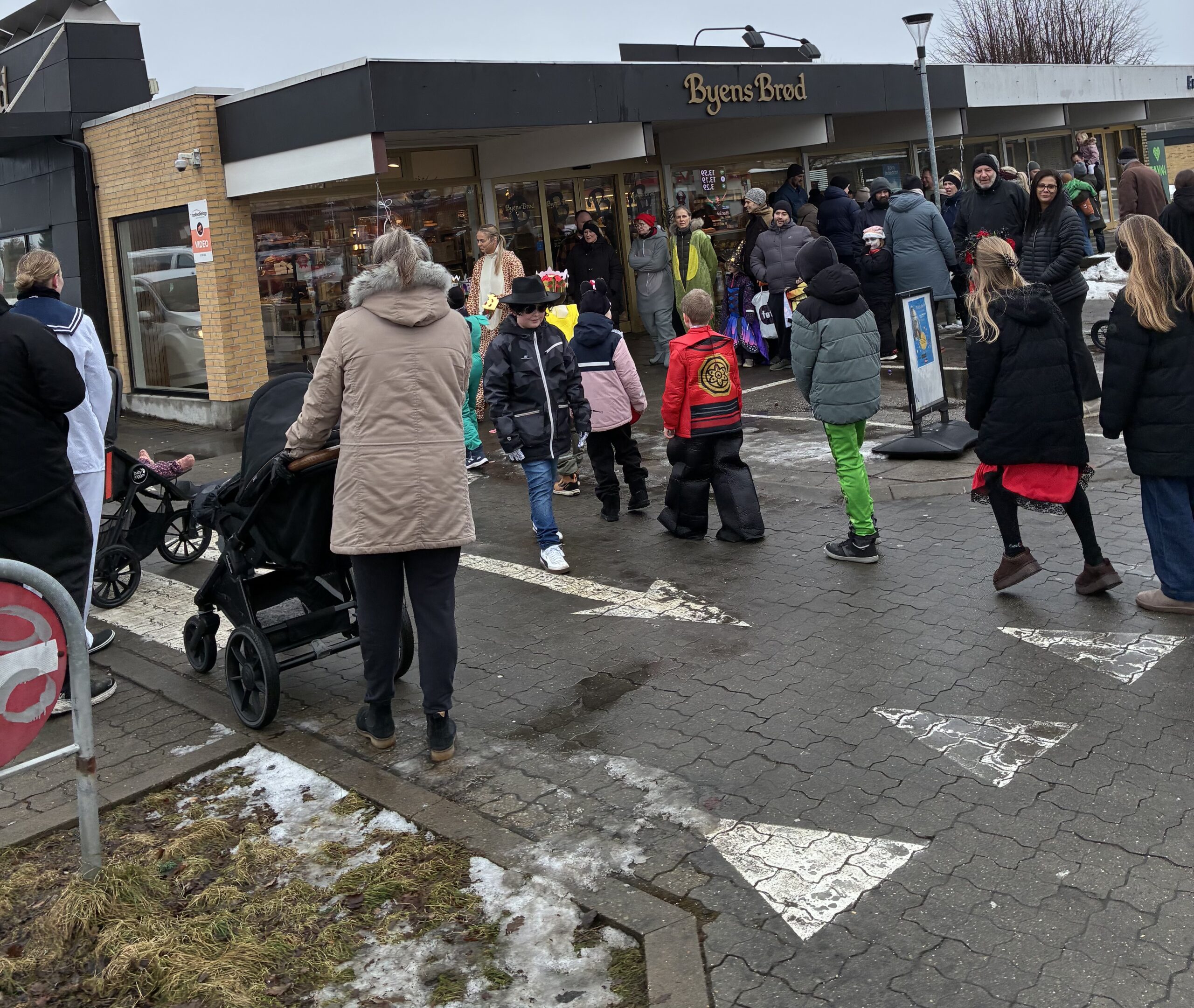 Fastelavnsfest på Erritsø Butikstorv samlede børn og voksne til tøndeslagning