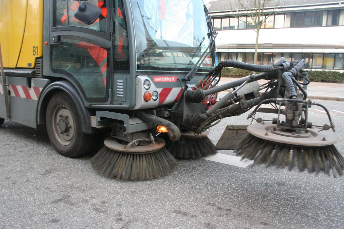 Efterårsrengøring i Kolding: Kommunens veje og stier får en grundig omgang