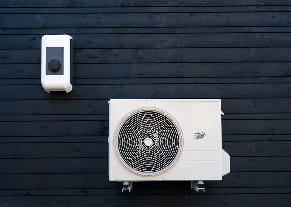 Familier kan spare over 16.000 kroner om året med varmepumpe og elbil