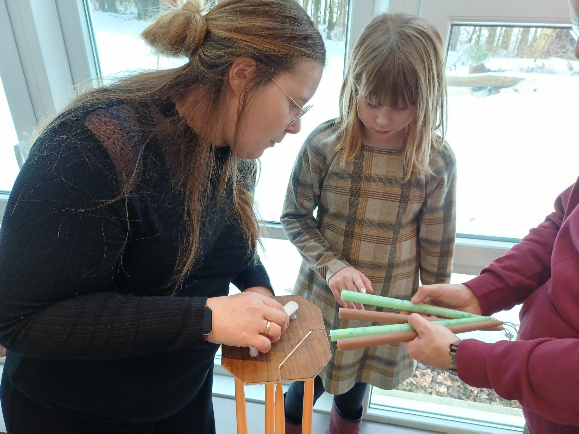 Anni havde travlt: Børn og bedsteforældre strømmede til lysstøberiet i ferien Anni havde travlt: Børn og bedsteforældre strømmede til lysstøberiet i ferien