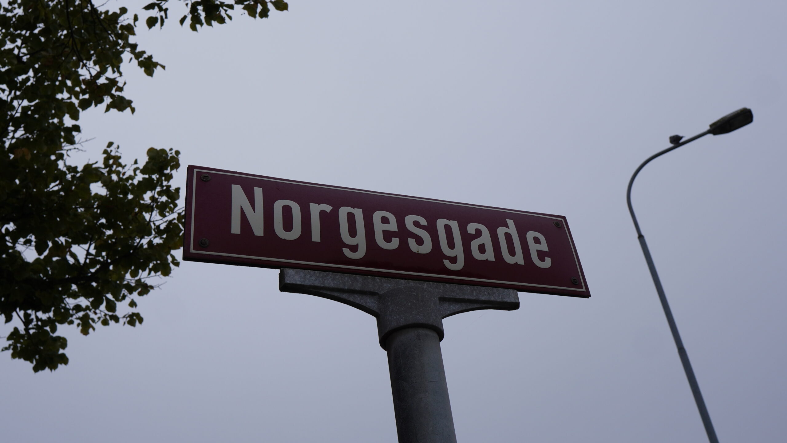 Travl nat i Norgesgade: Knive, stoffer og parasolfod som brækjern Travl nat i Norgesgade: Knive, stoffer og parasolfod som brækjern