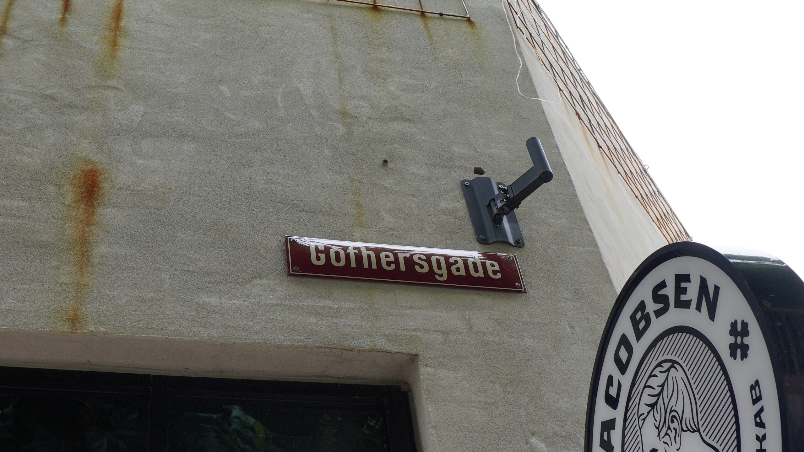 Mand ødelagde lamper ved Streetfood og skød med luftvåben efter anmelder