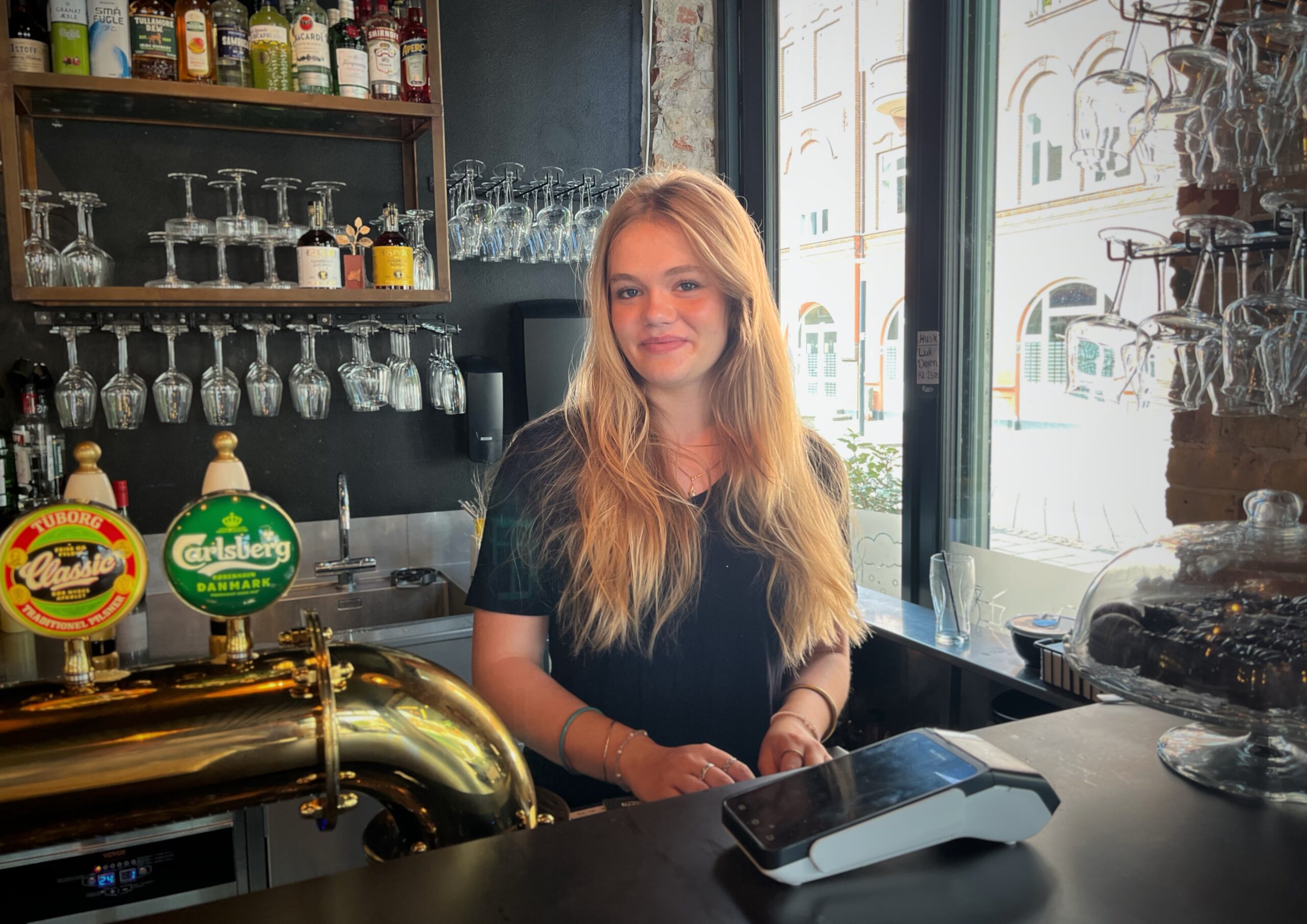 »Bare gang i biksen«: Louise mærker sommeren bag baren på Ryes Plads »Bare gang i biksen«: Louise mærker sommeren bag baren på Ryes Plads