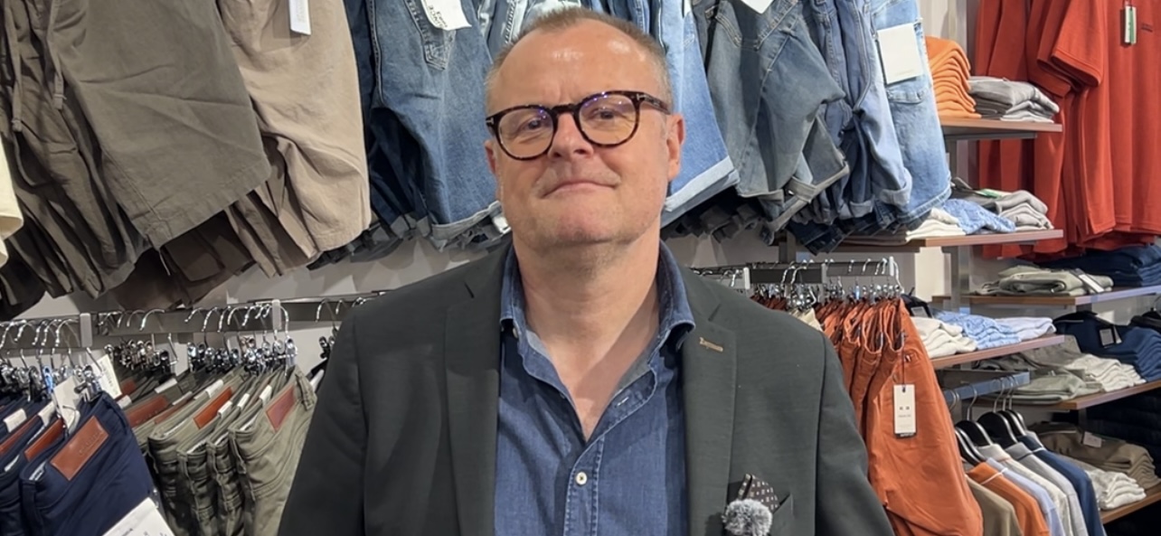 Far får blomster til Fars dag – på skjorten i hvert fald