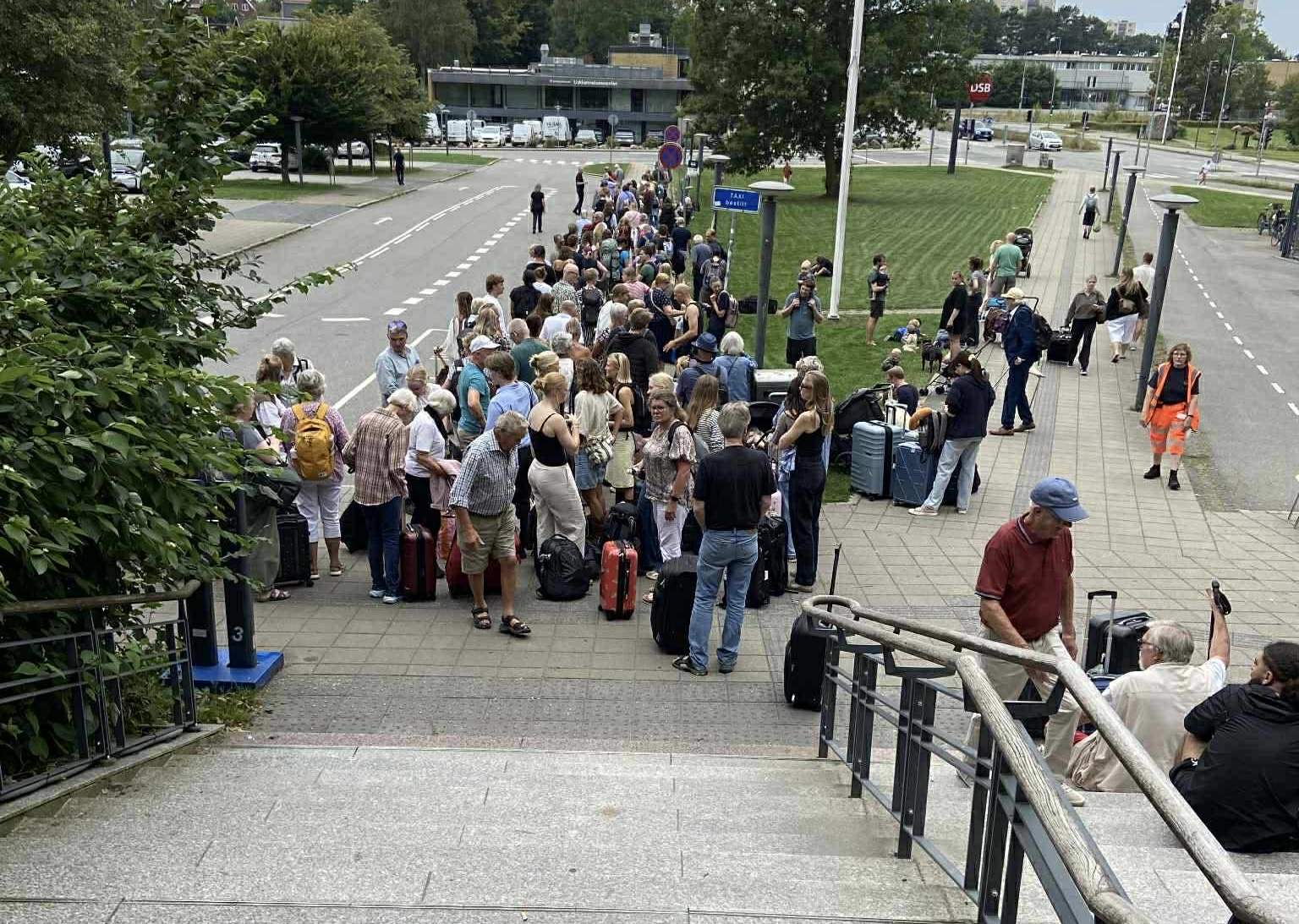 Lange køer til togbusser ved Fredericia Banegård efter togpåkørsel i Børkop