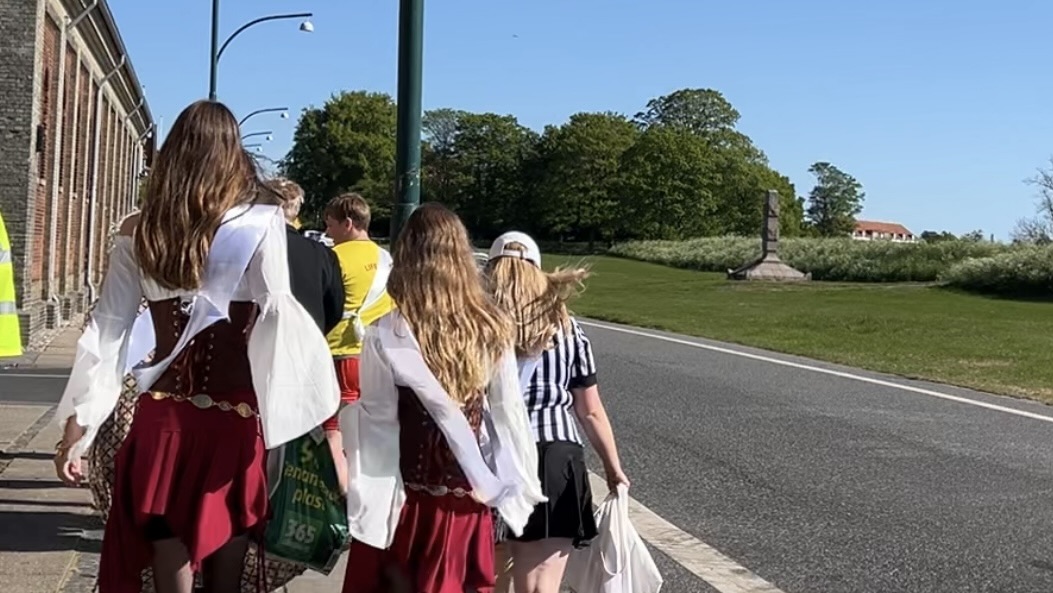 Fredericia-elever holdt sidste skoledag med fest, grill og ny »kolonihave« ved Ungdommens Hus