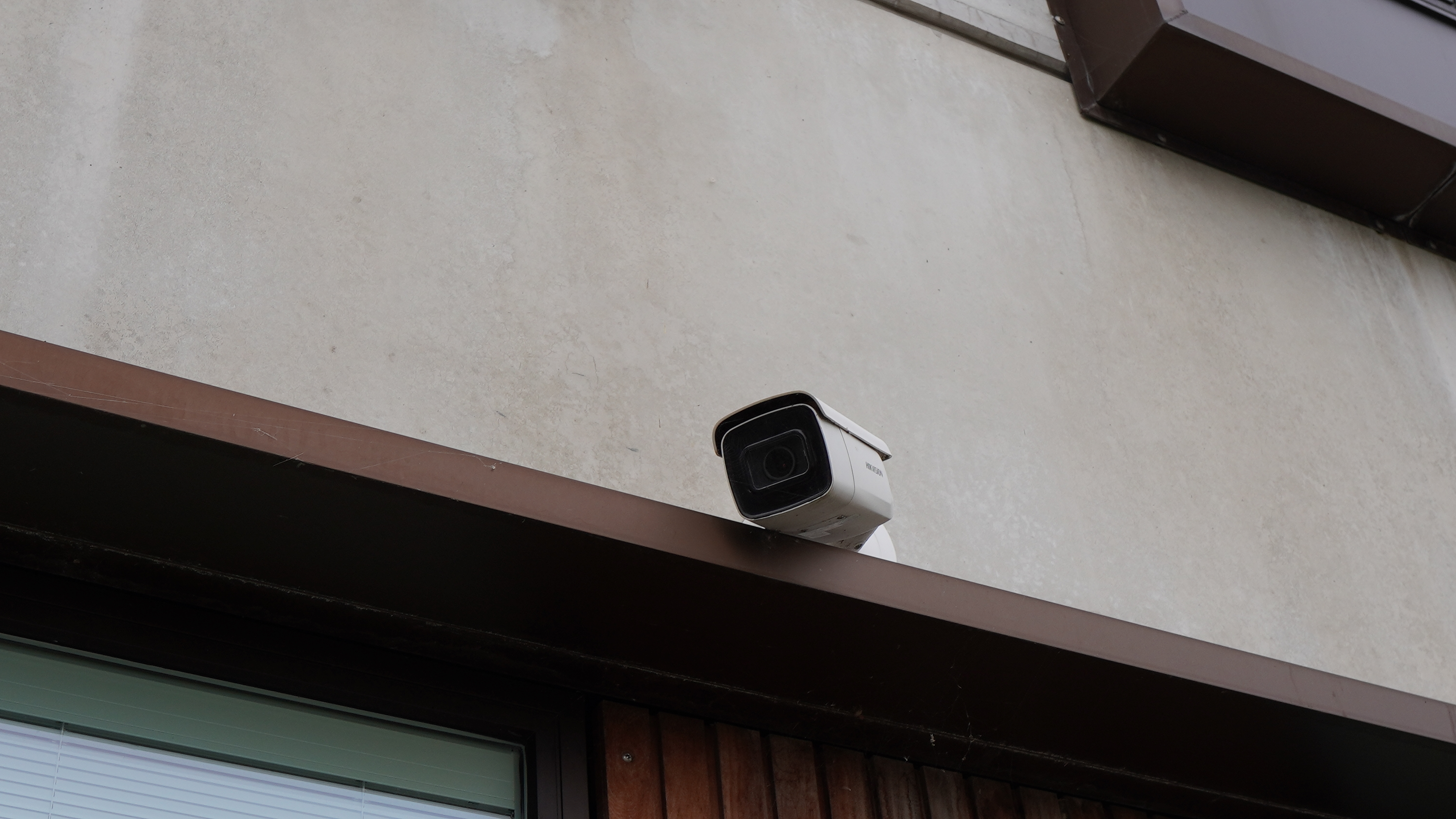 Overvågningskamera ødelagt i hærværk