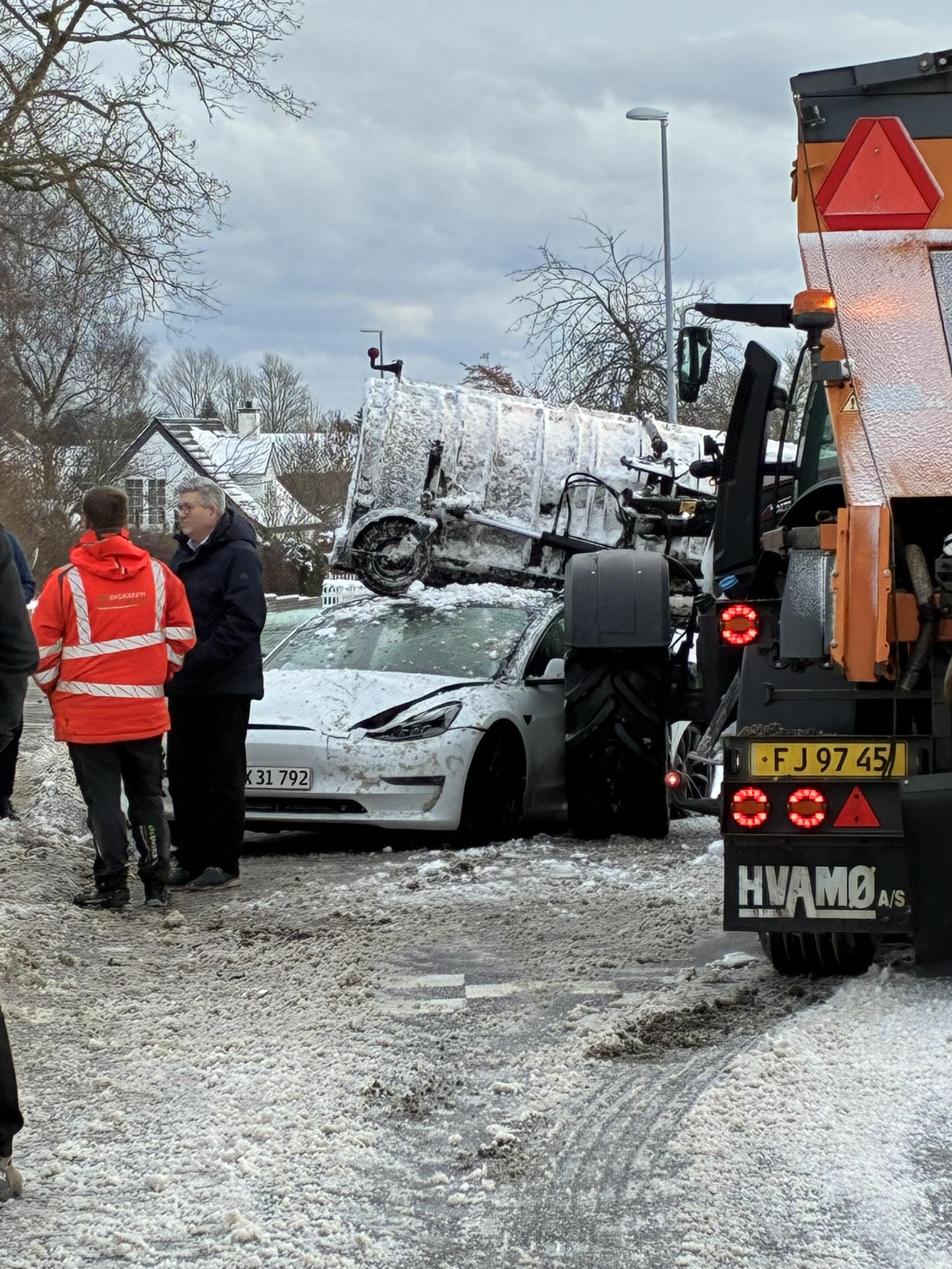 Sneplov endte oven på taget af bil i Trelde: »Det kunne være gået helt galt«