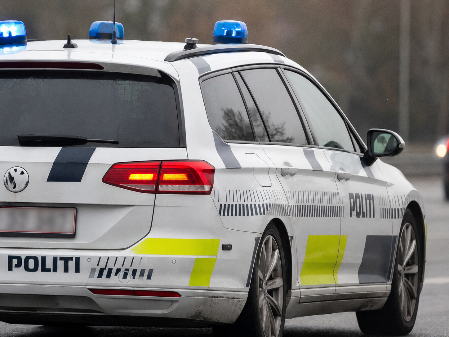 Varebil rullede rundt på motorvejen: Fører og passager alvorligt kvæstet