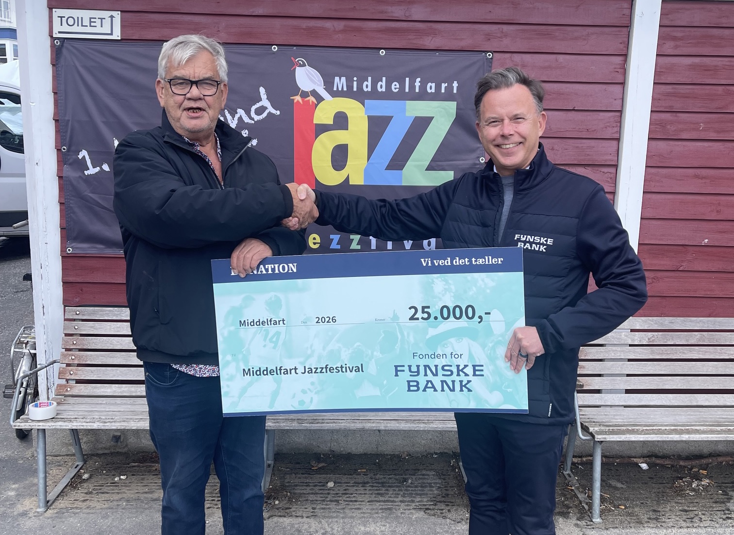 Fynske Bank sender 25.000 kroner til jazzfestivalen mens festteltet rejser sig på Gl. Havn Fynske Bank sender 25.000 kroner til jazzfestivalen mens festteltet rejser sig på Gl. Havn