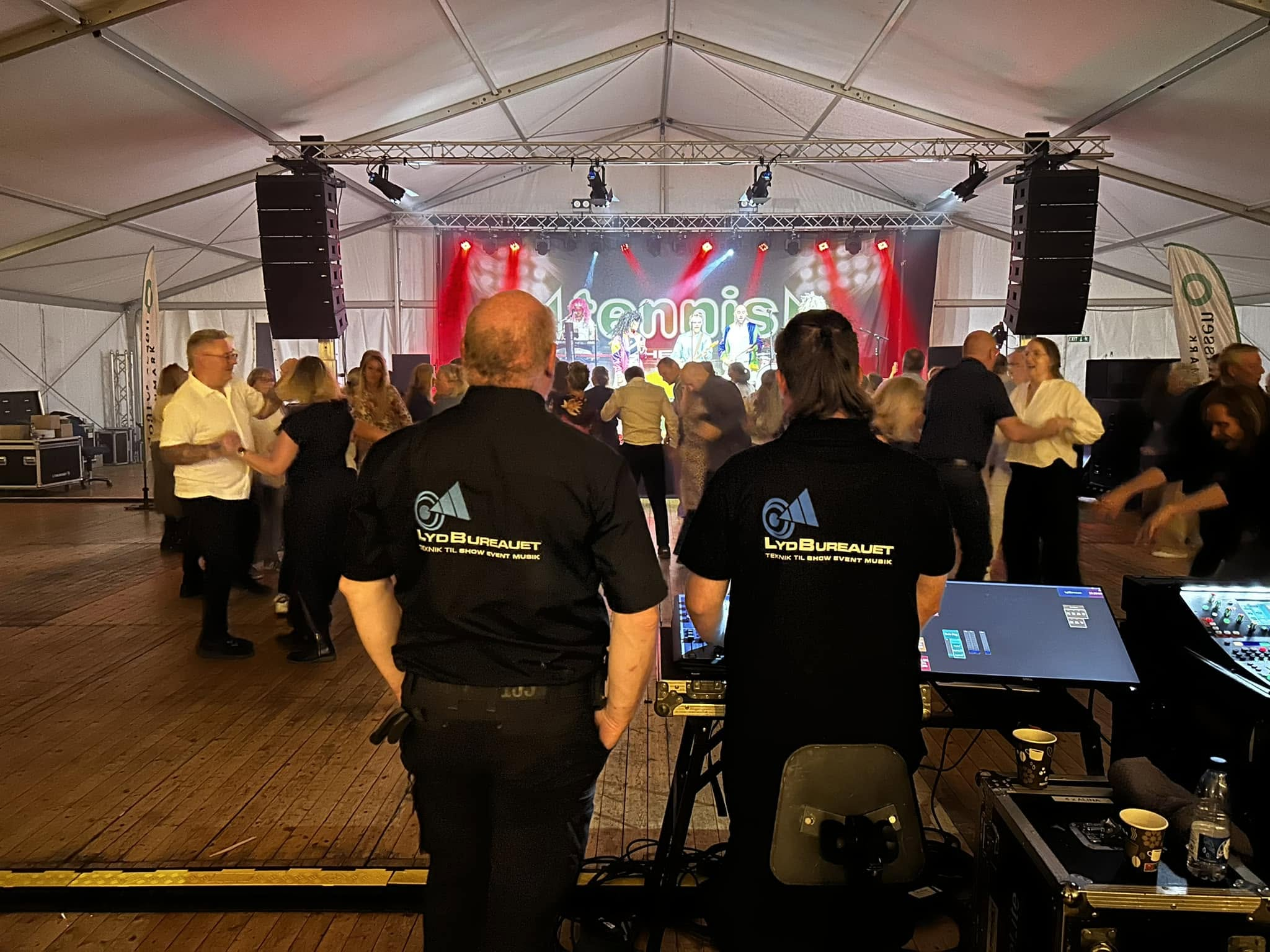 Når folk på scenen er glade, har han gjort sit arbejde