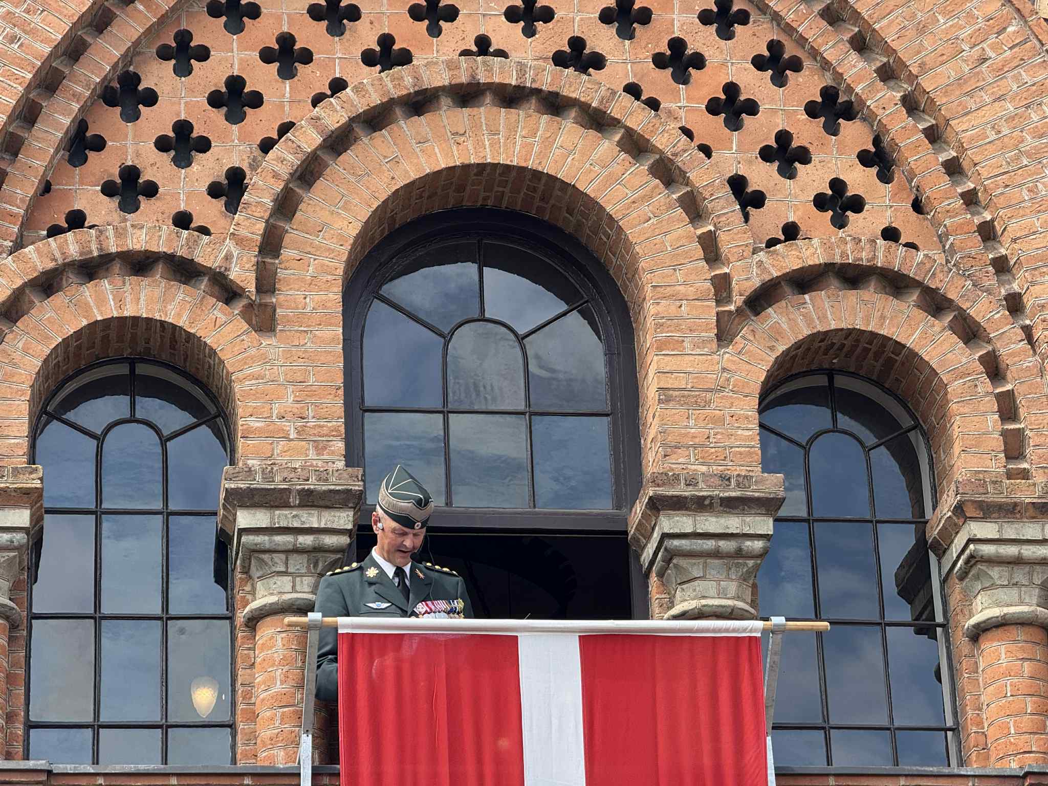 Obersten satte kursen fra Rådhusets balkon – Fredericias militære fremtid i fokus Obersten satte kursen fra Rådhusets balkon – Fredericias militære fremtid i fokus