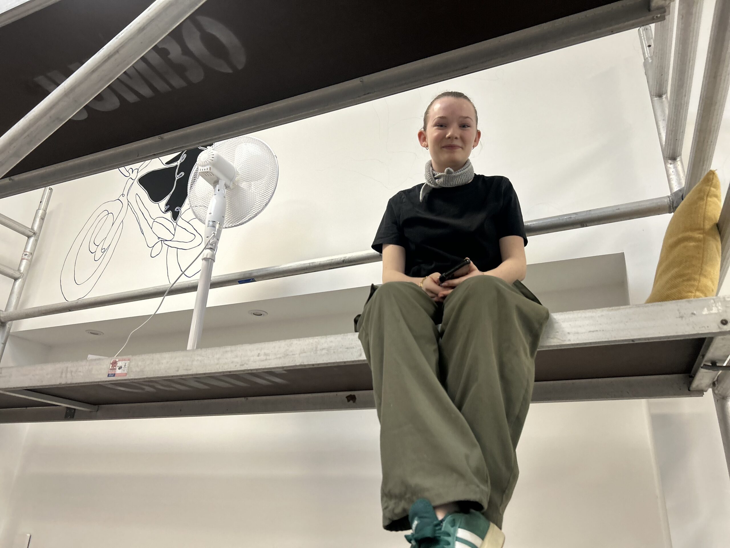 15-årige Maiken maler Elbohallens vægge: »Det giver mig glæde, at andre får glæde af det« 15-årige Maiken maler Elbohallens vægge: »Det giver mig glæde, at andre får glæde af det«