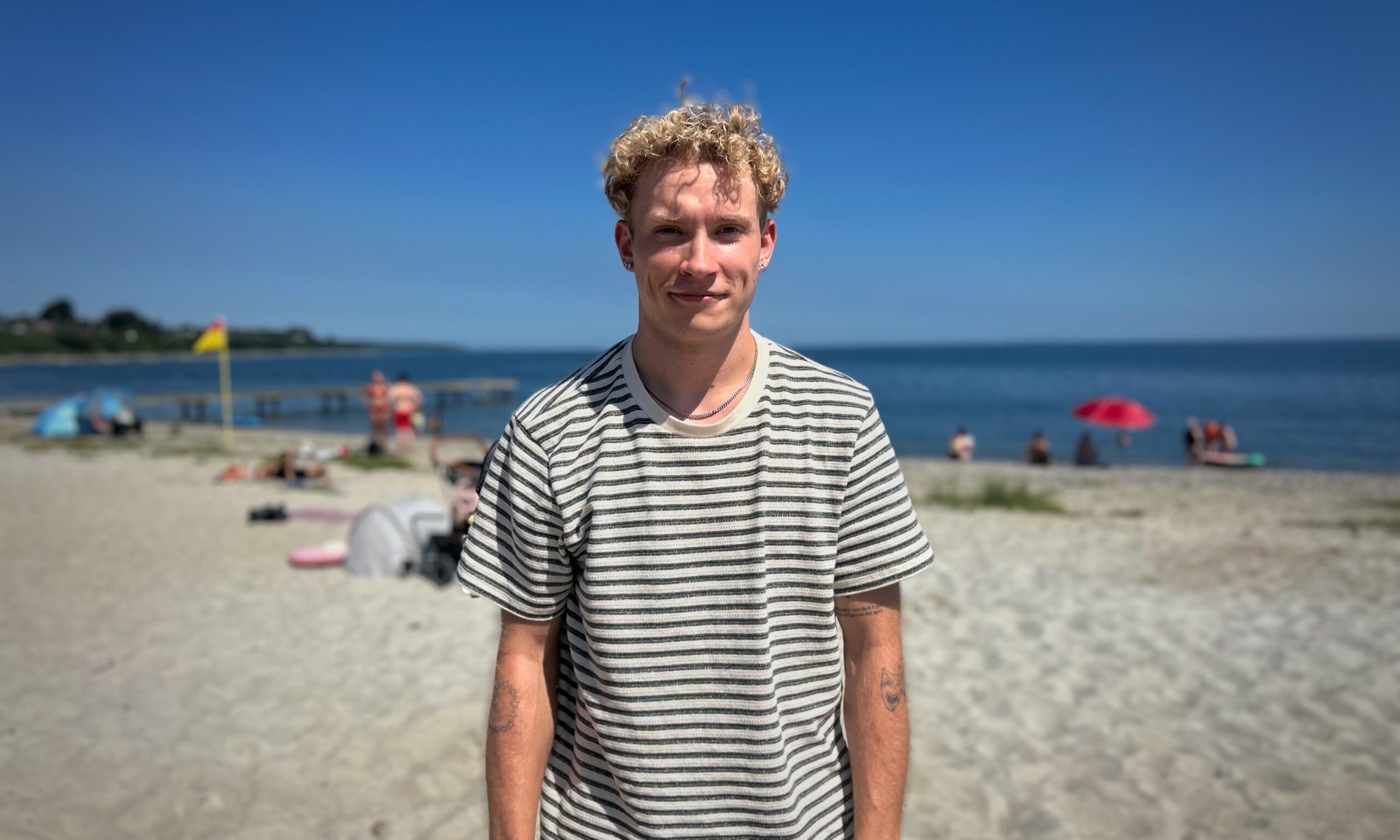 Studenterhuer, skumfiduser og beachvolley: På Østerstrand nyder de lokale sommeren i fulde drag Studenterhuer, skumfiduser og beachvolley: På Østerstrand nyder de lokale sommeren i fulde drag