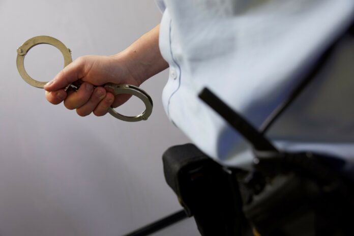 Betjent med hndjernFoto Lars Aarjpg