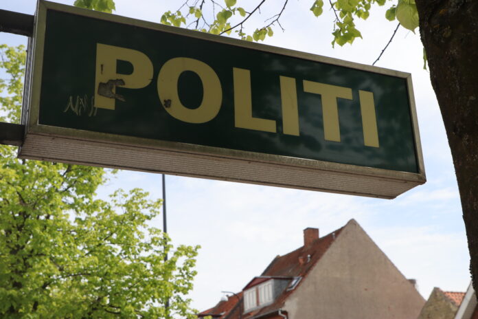 skilt med lys politi station dunkel