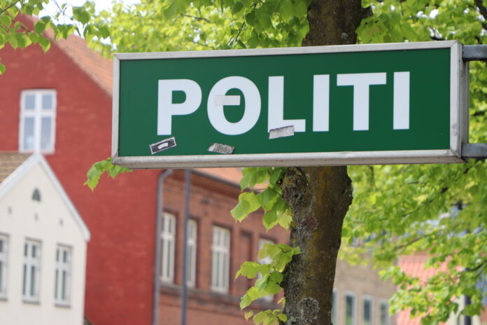 skilt med lys politi station lyst