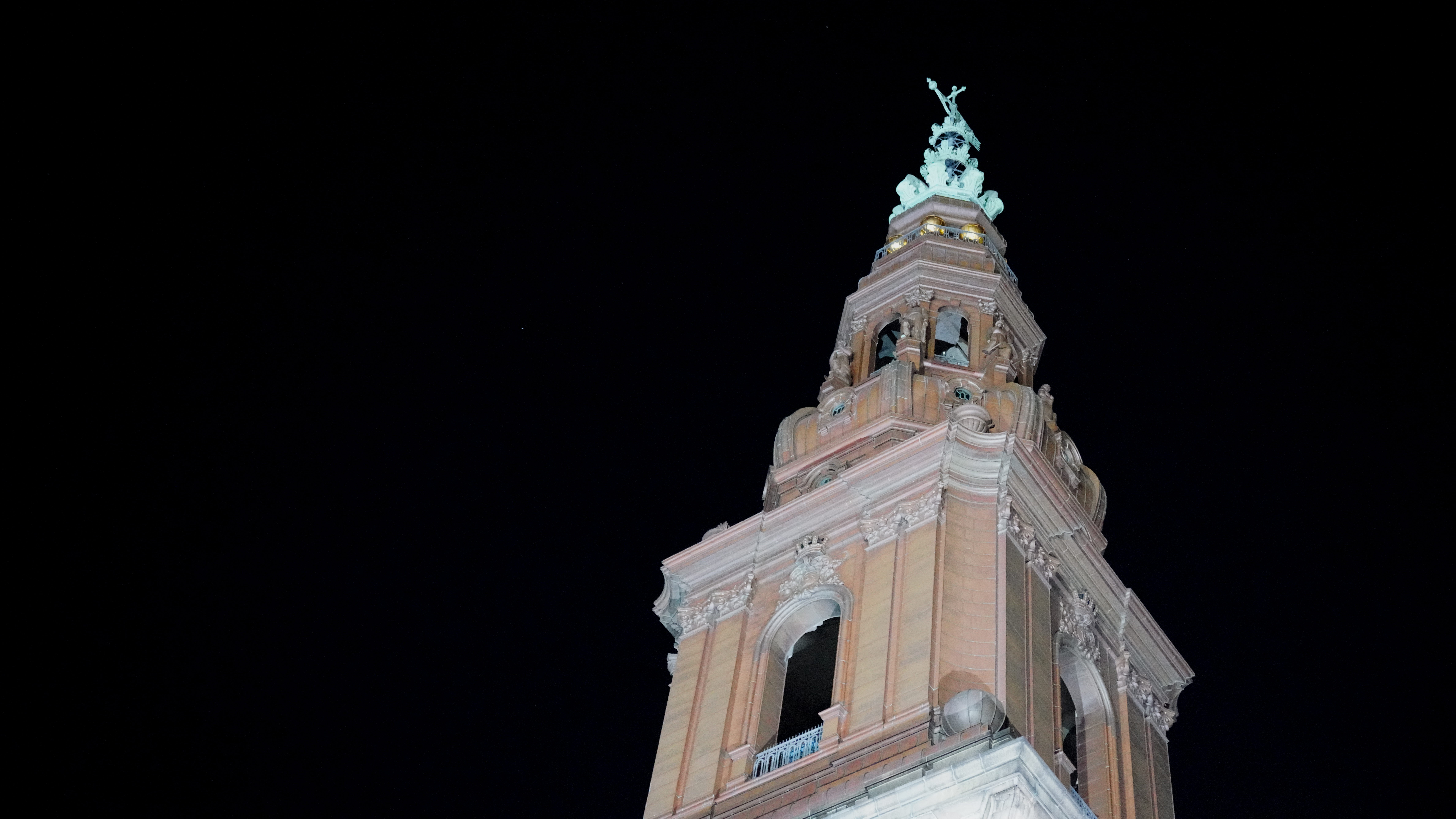 LEDER: Mens vi kigger ud, visner blikket indad