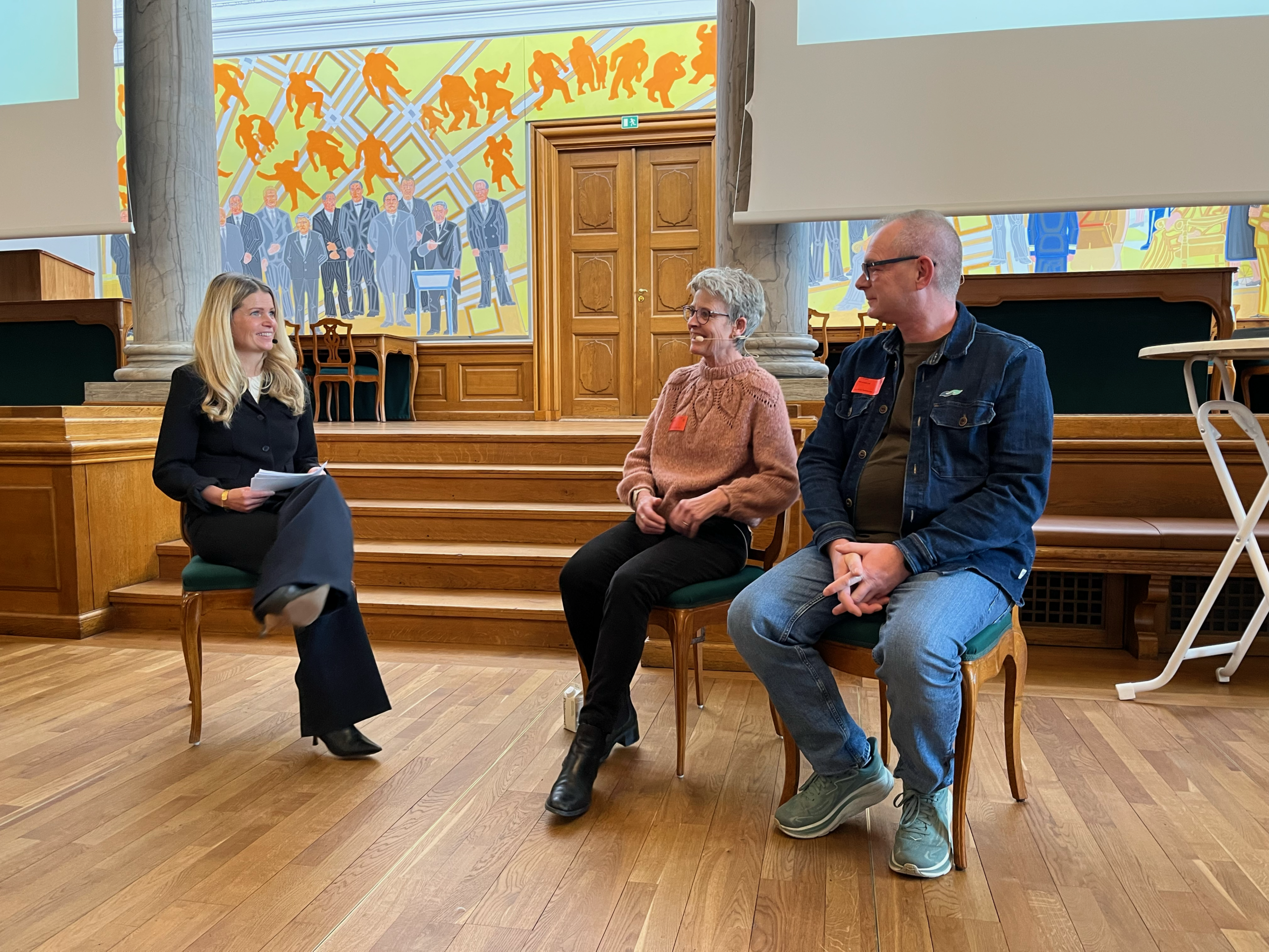 Fredericianer med demens tog ordet på Christiansborg: »Jeg kan ikke bare sætte mig i sofaen og gemme mig« Fredericianer med demens tog ordet på Christiansborg: »Jeg kan ikke bare sætte mig i sofaen og gemme mig«