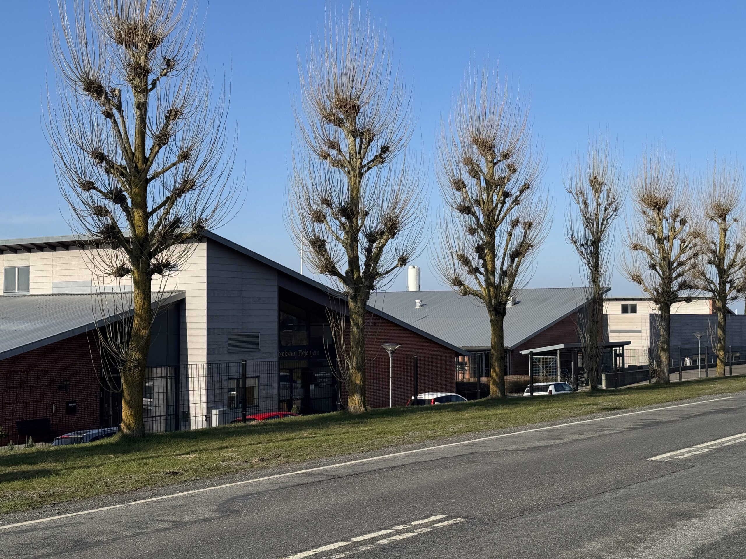 Plejehjem forklarer det nye hegn: »De er absolut ikke lukket inde«