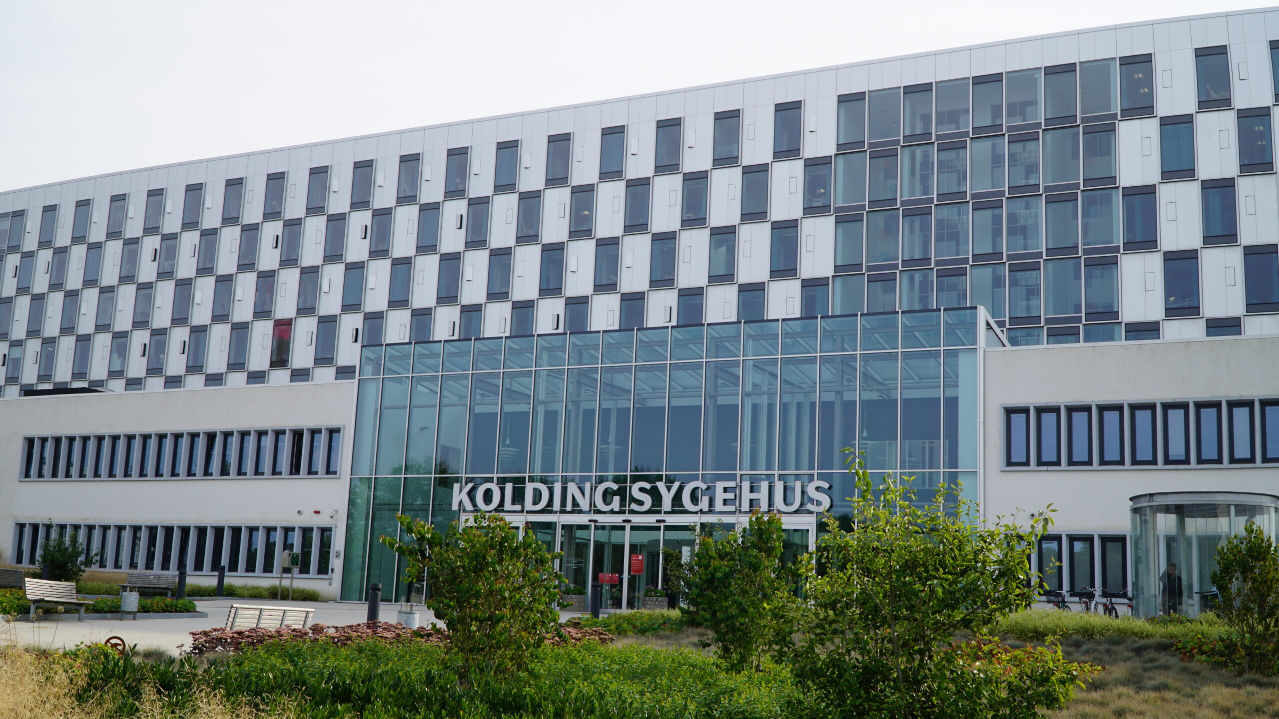 Politiet søger løsning efter gentagne episoder: Mand skaber uro ved sygehusets rygeskur