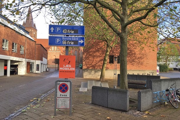 12-årig pige udsat for overfald på gaden: Tidligere veninder rev, sparkede og spyttede tyggegummi på hende 12-årig pige udsat for overfald på gaden: Tidligere veninder rev, sparkede og spyttede tyggegummi på hende