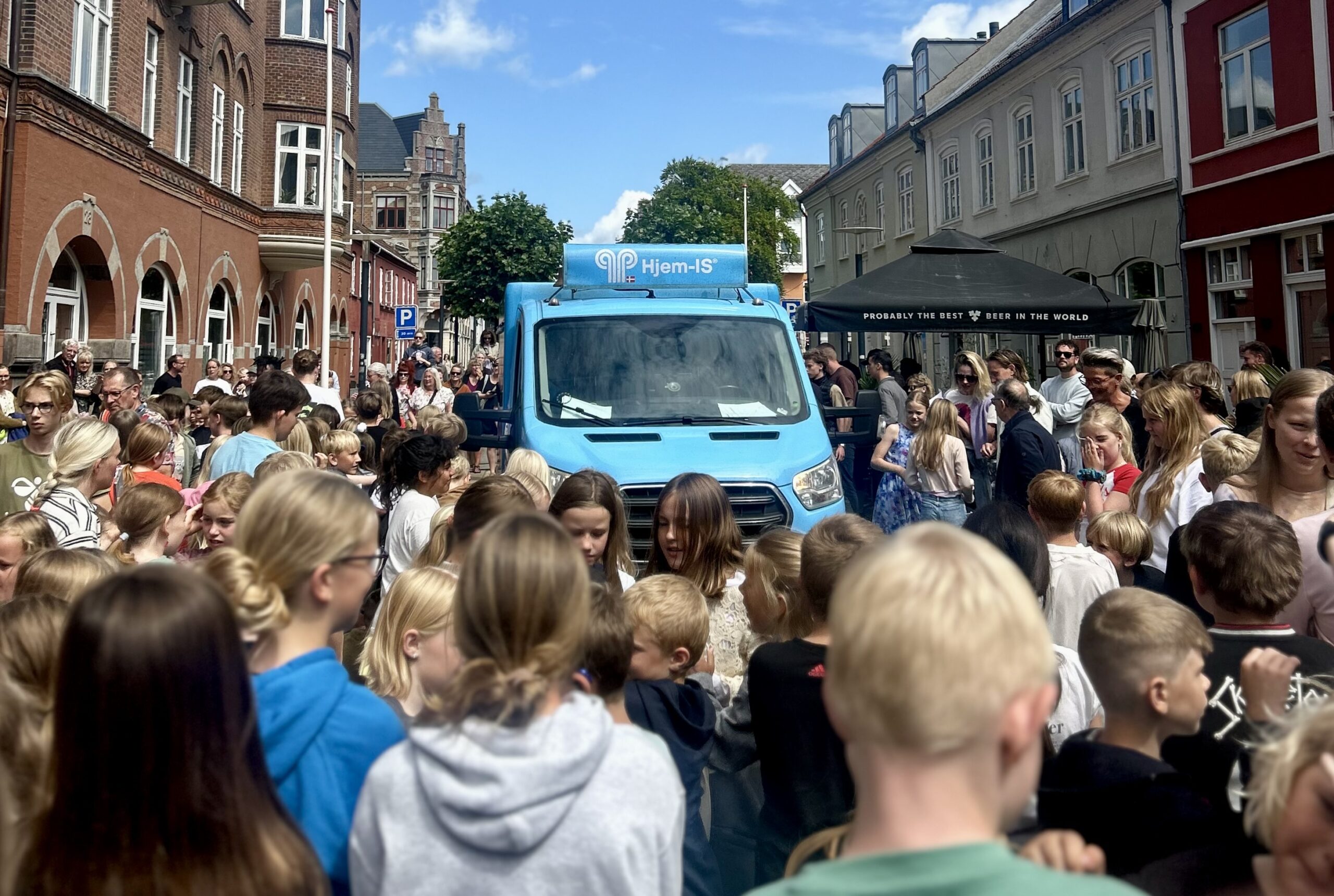 »Ferie, ferie, ferie!« rungede gennem Fredericia – Sct. Knuds Skole & Børnehave skrålede sommerferien ind med fællessang og is »Ferie, ferie, ferie!« rungede gennem Fredericia – Sct. Knuds Skole & Børnehave skrålede sommerferien ind med fællessang og is