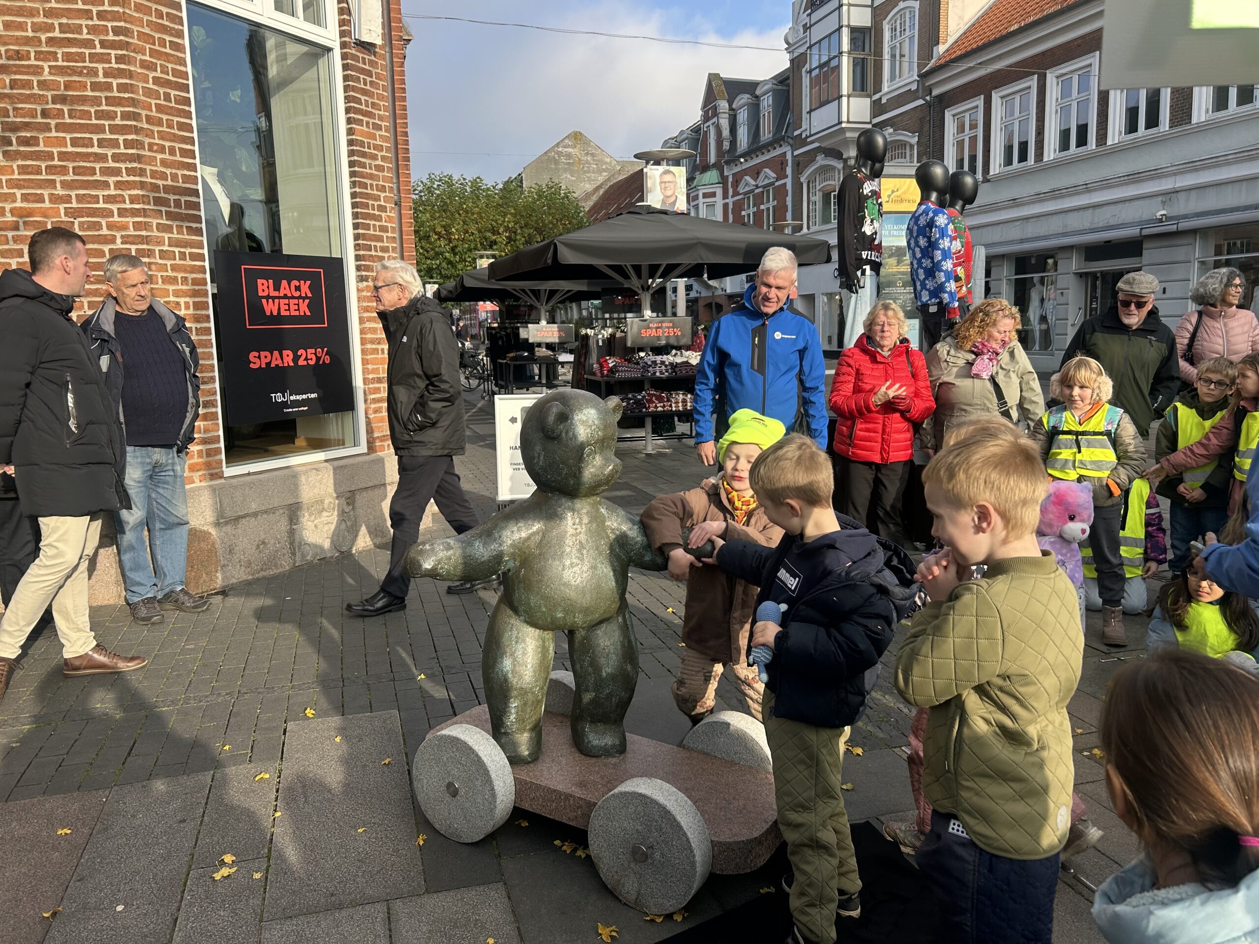 Fra drømmen om et kunstmuseum til en legesyg skulptur – Fredericia får ny bamse i bybilledet