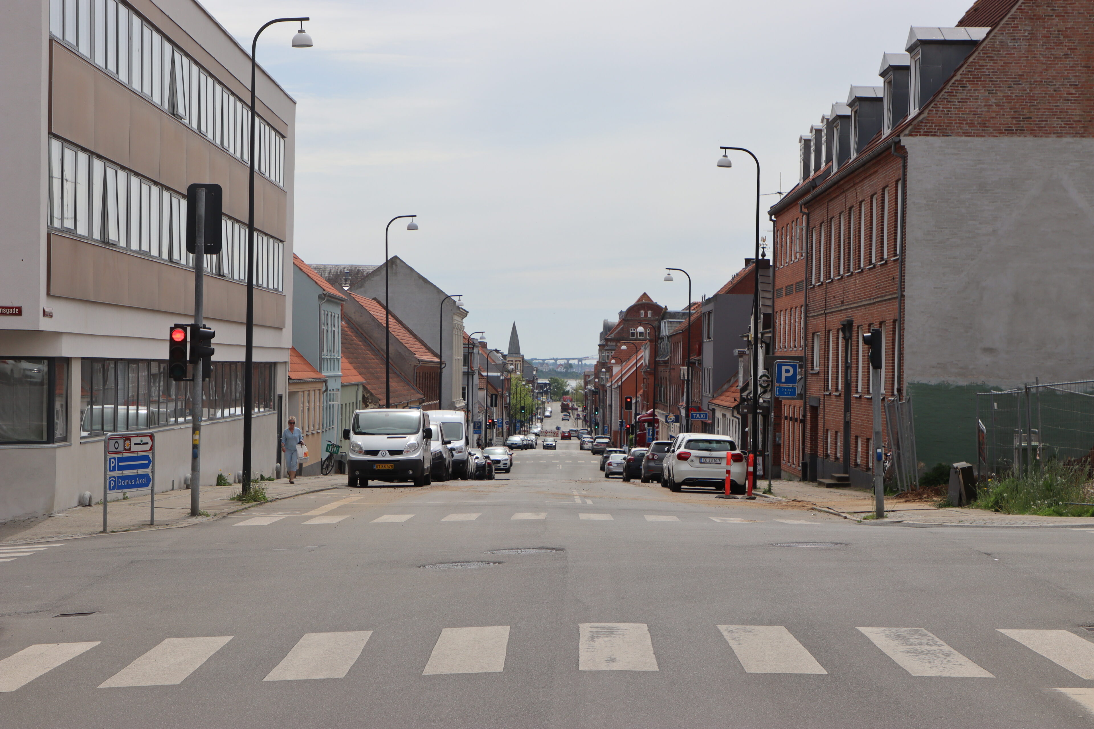 Ældre mand forårsager færdselsuheld tæt på politigården