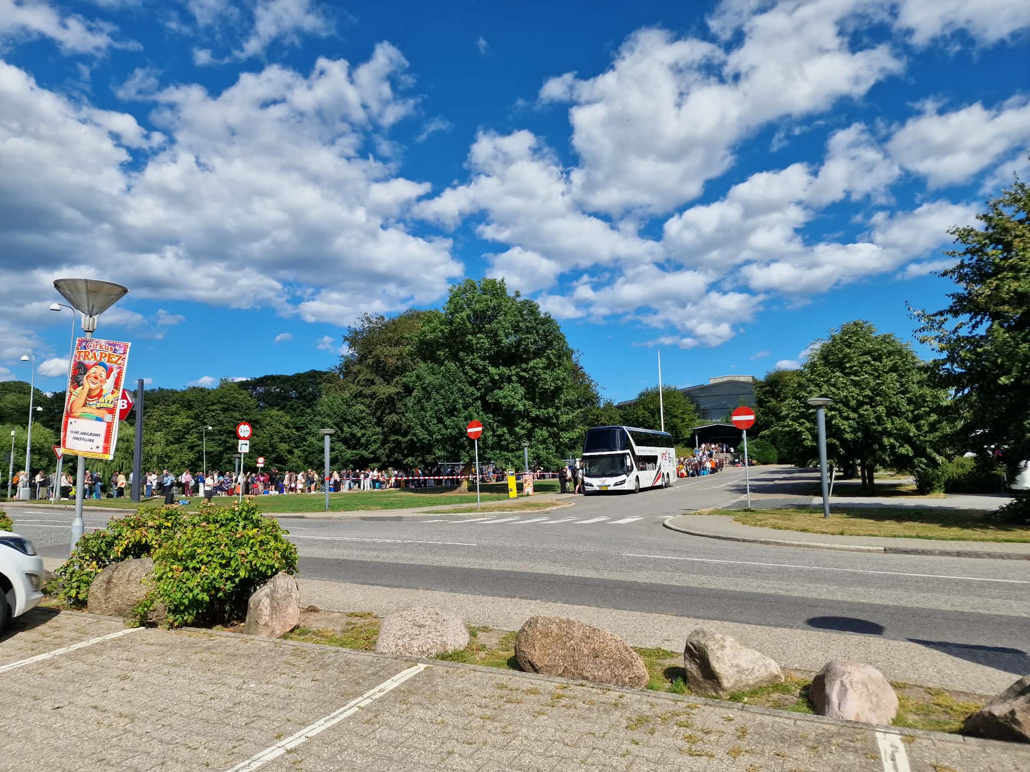 Lange køer foran banegården da sporarbejdet tog en ekstra dag: Nu kører togene igen over Vestfyn Lange køer foran banegården da sporarbejdet tog en ekstra dag: Nu kører togene igen over Vestfyn