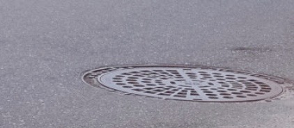 Uventet forhindring midt i Vejle – kloakdæksel sprang op Uventet forhindring midt i Vejle – kloakdæksel sprang op