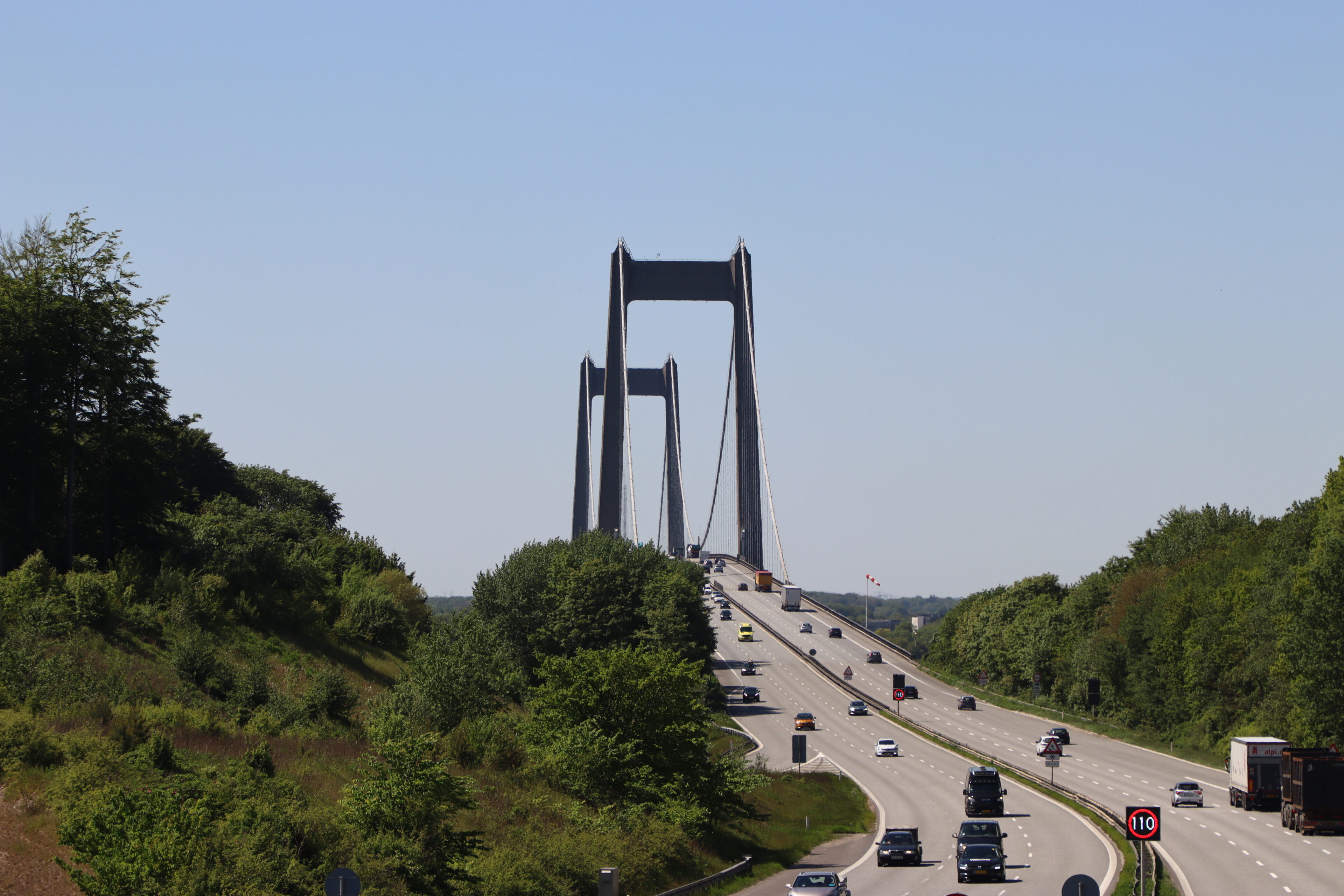 Lastbil skaber kø på Lillebæltsbroen Lastbil skaber kø på Lillebæltsbroen