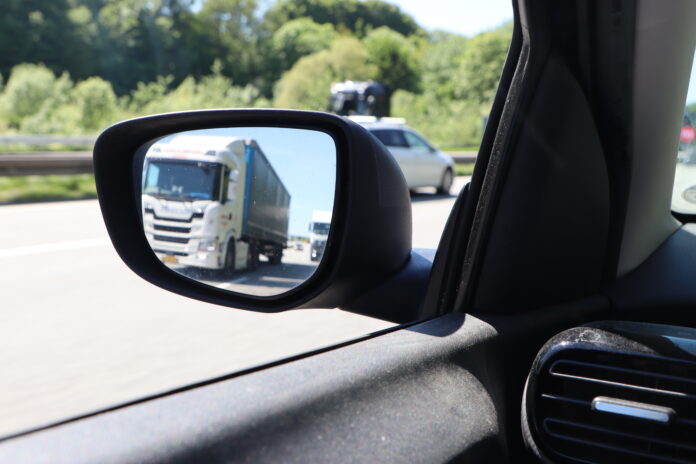 lastbil i sidespejl
