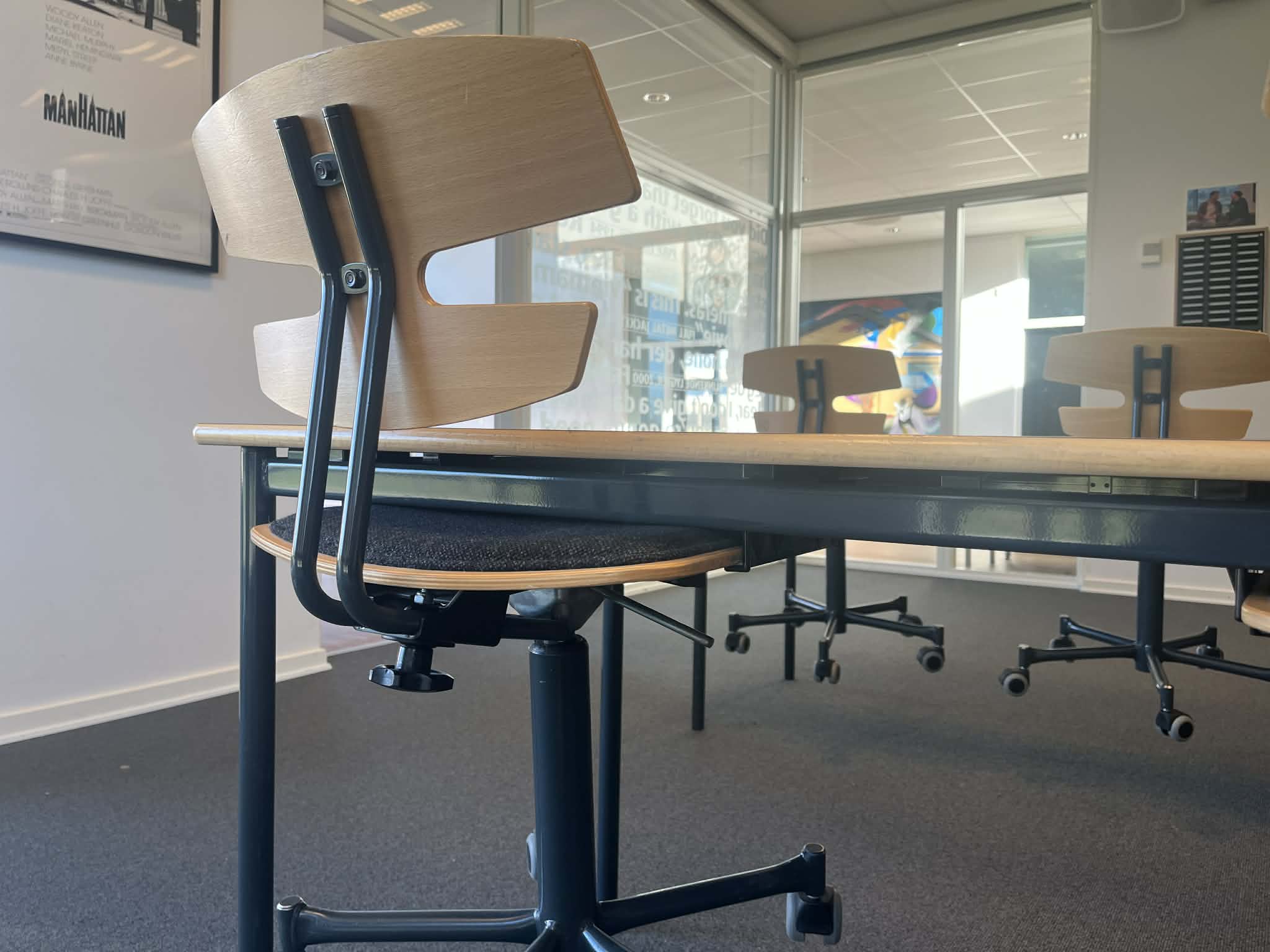 Fredericia Gymnasium udskifter alle undervisningsmøbler og donerer de gamle til velgørenhed