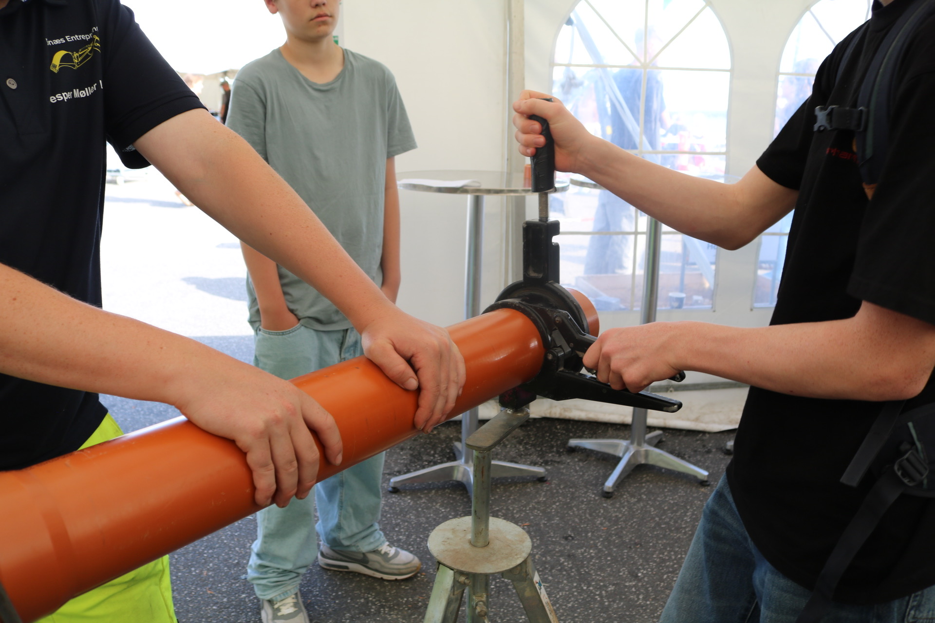 Rør og fliser trak unge til Ronæs’ stand: »Stemningen er mega god«