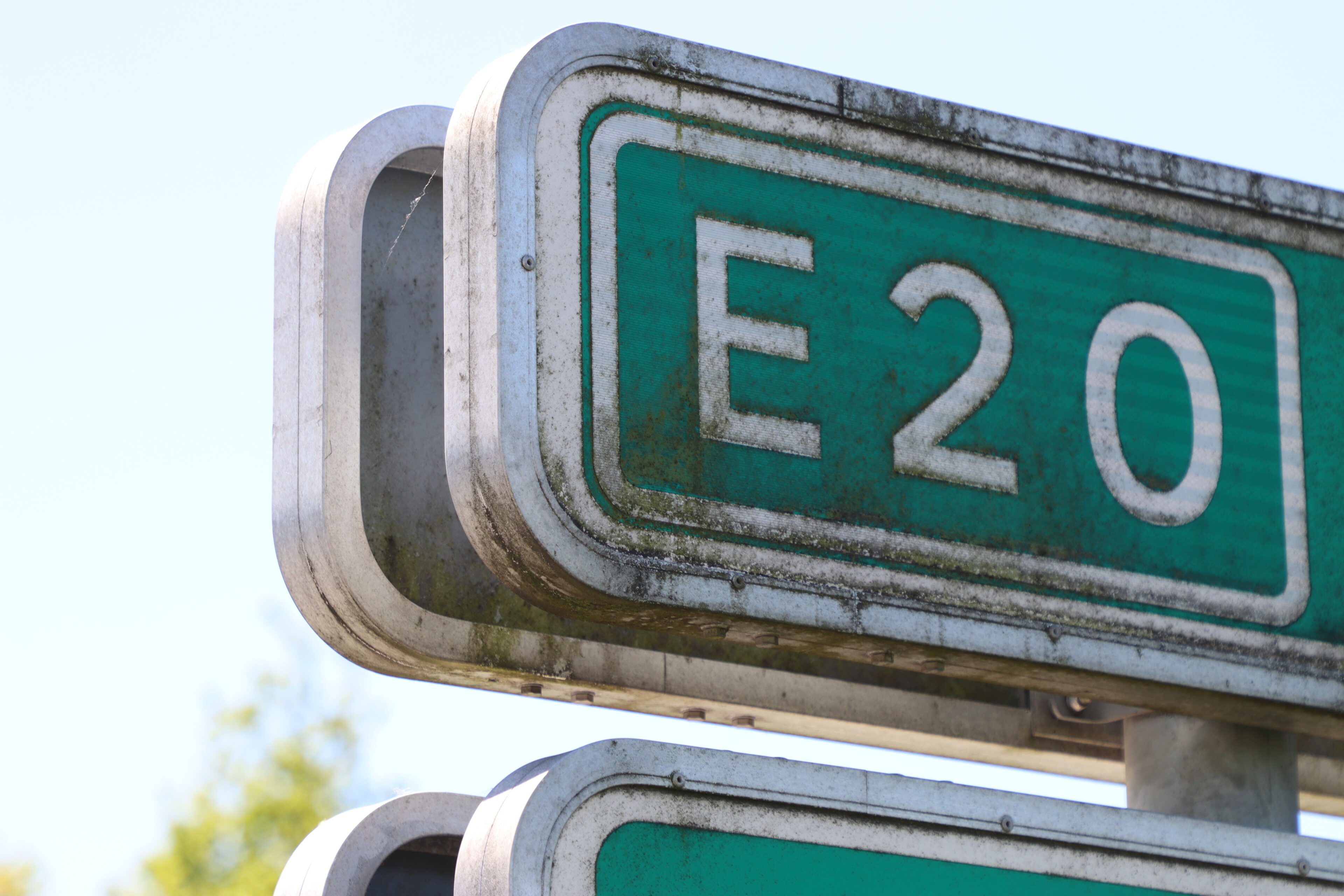 Bil ramte skiltning på E20 – trafikken stod stille mellem Taulov og Kolding N