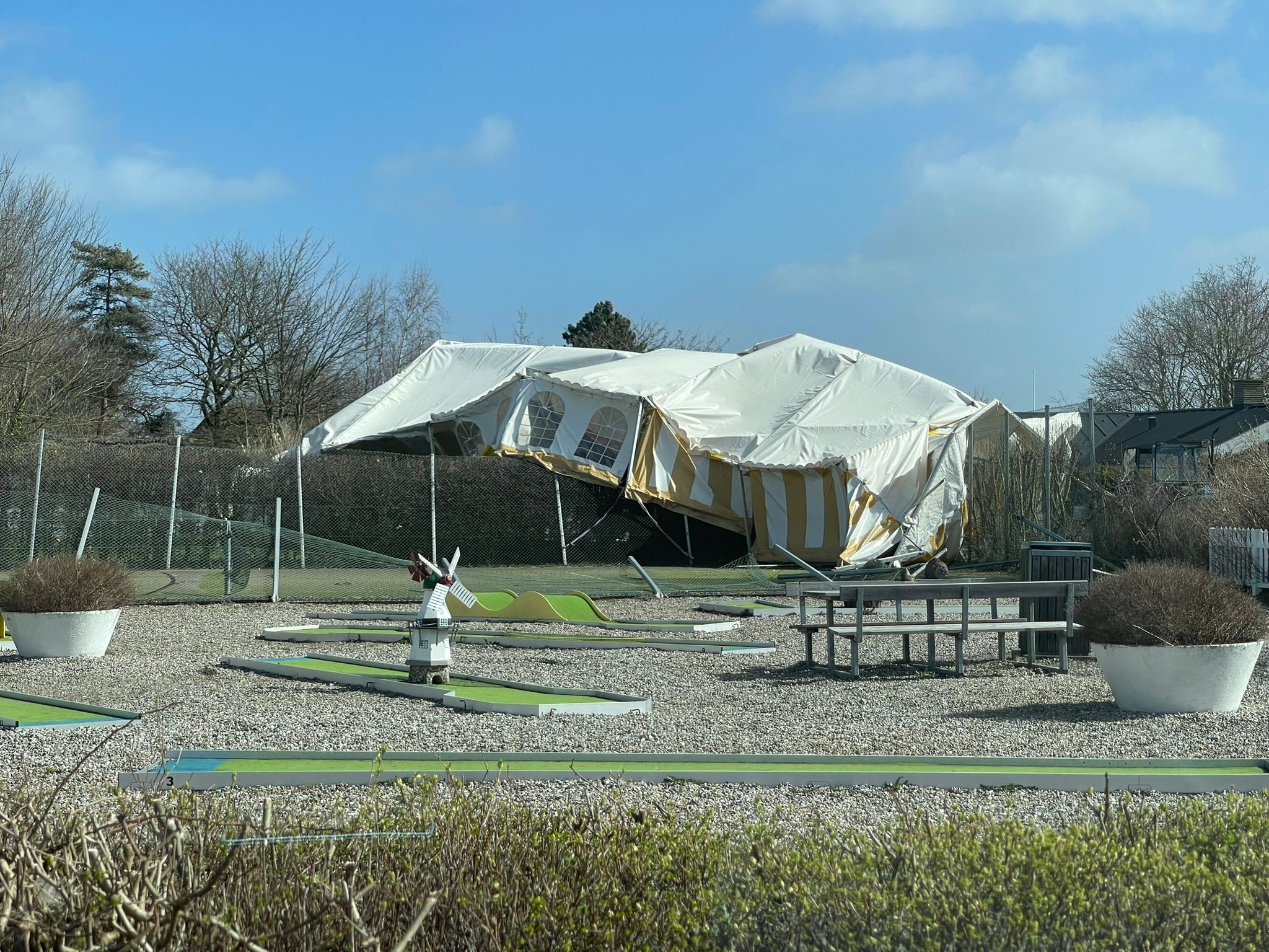 Festtelt fløj 200 meter i stormen: Landede hos sommerhusejere ved Vejlby Fed Festtelt fløj 200 meter i stormen: Landede hos sommerhusejere ved Vejlby Fed