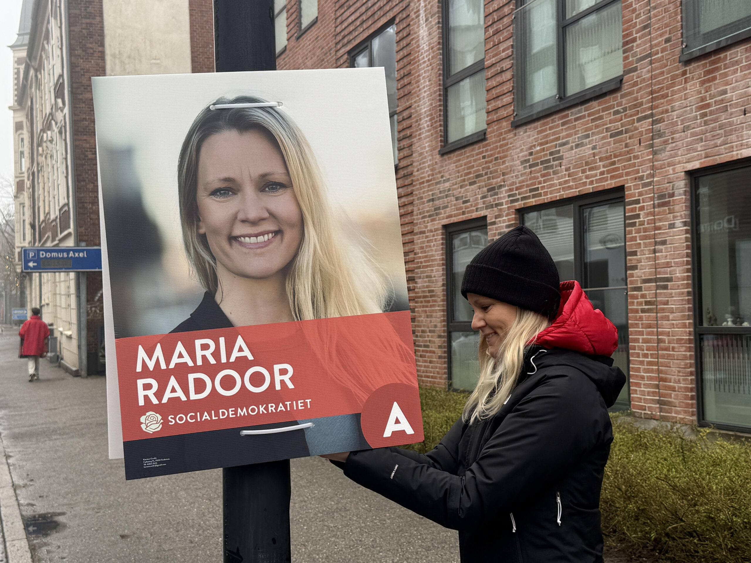Frivillige har hængt valgplakater op for Maria Radoor i Fredericia Frivillige har hængt valgplakater op for Maria Radoor i Fredericia